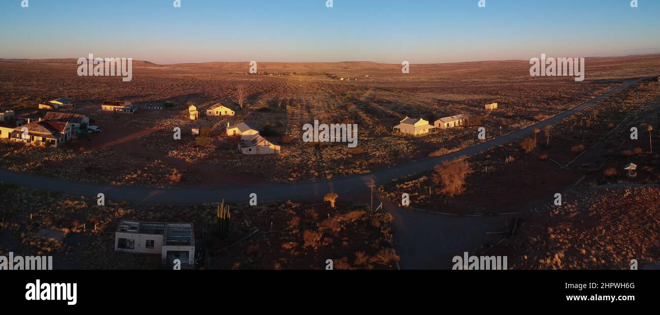 Luftaufnahme des Hotels, der Gebäude des Generalhändlers und der Polizeiwache der verlassenen Eisenbahnstadt Putsonderwater, Geisterstadt in Südafrika. Stockfoto