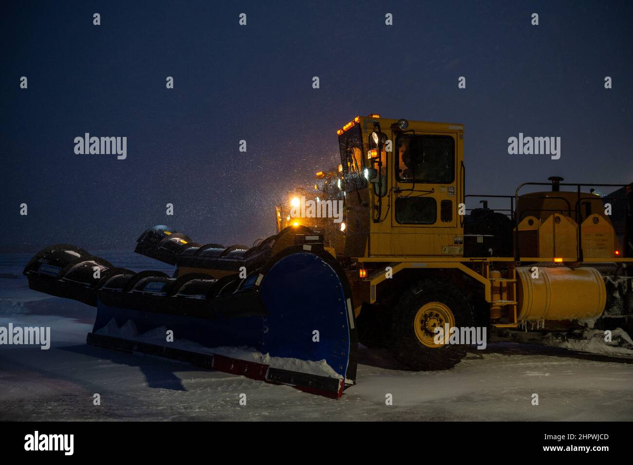 Das Team der 22nd Civil Engineering Squadron bereitet sich nach einem Schichtwechsel am 17. Februar 2022 auf der McConnell Air Force Base, Kansas, auf die Arbeit vor. Das Schneeräumungsteam arbeitet bei Winterstürmen rund um die Uhr, um Schnee von der Piste zu räumen und die Einsatzbereitschaft zu gewährleisten. (USA Luftwaffe Foto von Airman Brenden Beezley) Stockfoto