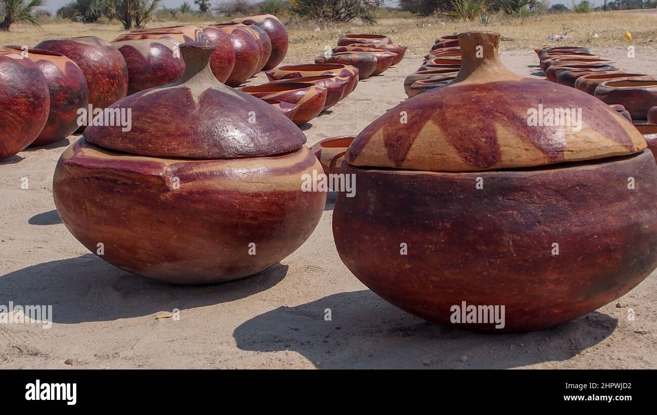 Handgefertigte Töpfe aus braunem Ton, die zur Lagerung von Trockenprodukten verwendet werden. Lage: Namibia Stockfoto
