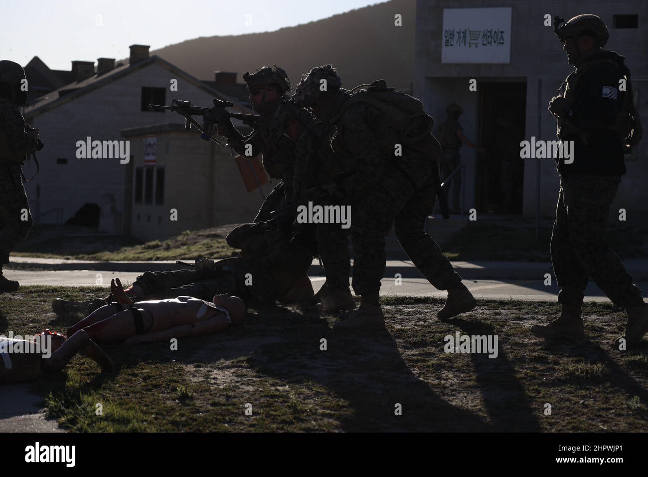 Instruktoren beobachten US-Marineinfanteristen, die während des Kurses der Expeditionary Operations Training Group (EOTG) RAID Leaders im Marine Corps Base Camp Pendleton, Kalifornien, am 7. Februar 2022 eine simulierte Kausalität in die Sicherheit ziehen. Der Kurs „EOTG RAID Leaders“ verbessert die Taktik, Techniken und Verfahren von Marines, die für den RAID-Betrieb für zukünftige Einsätze gelten. (USA Marine Corps Foto von Lance CPL. Dean Gurule) Stockfoto