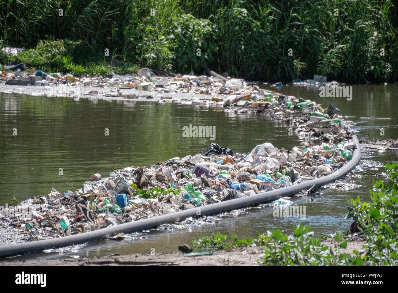 Der schwimmende Wurfboom des Litter Boom Project sammelte Plastikmüll im Black River, Kapstadt. Stockfoto