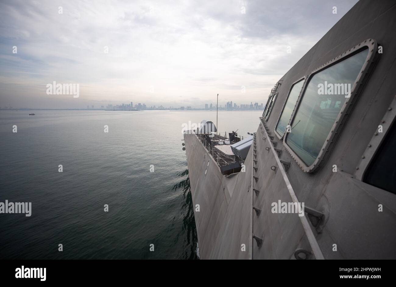 220223-N-LI768-1035 MANILA, Philippinen (Feb 23, 2022) – das Litoral Combat Ship USS Tulsa (LCS 16) kommt in Manila, Philippinen an. Tulsa, Teil von Destroyer Squadron (DESRON) 7, ist im Rotationseinsatz und arbeitet im US-amerikanischen Flottenbereich 7th, um die Interoperabilität mit Partnern zu verbessern und als einsatzbereite Kraft zur Unterstützung einer freien und offenen Region im Indo-Pazifik-Raum zu fungieren. (USA Navy Foto von Mass Communication Specialist 1st Class Devin M. langer) Stockfoto