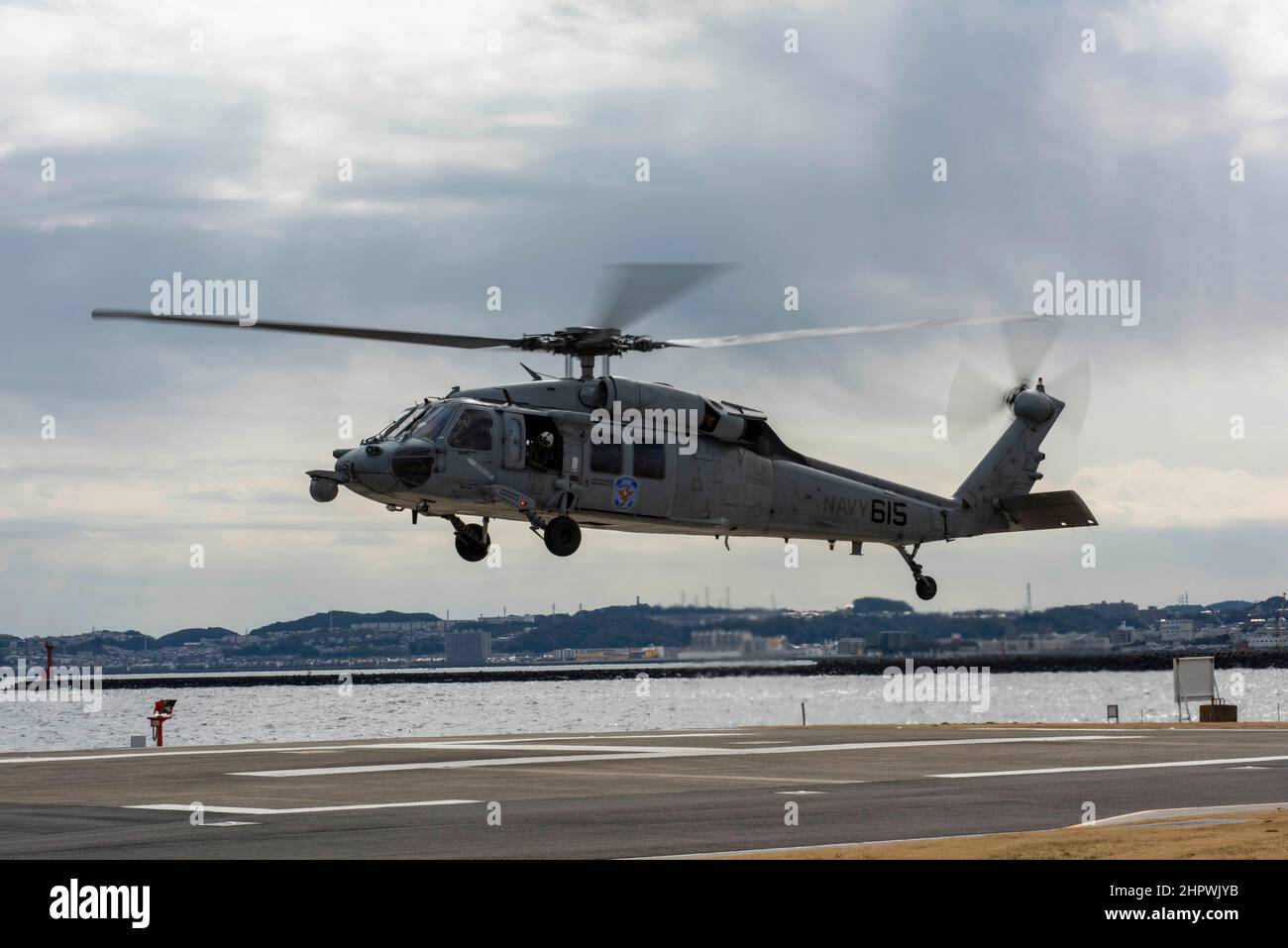 YOKOSUKA, Japan (Feb 23, 2022) – Ein CH-60 Seahawk Fleet Combat Support Helicopter, der dem Hubschrauber Sea Combat Squadron Twelve (HSC-12) mit Sitz in der Naval Air Facility Atsugi, Japan, zugewiesen wurde, bereitet sich auf den Start vom Hubschrauberlandeplatz Commander, Fleet Activities Yokosuka (CFAY) vor, um eine schwimmende Minenreaktionsbohrung in den umliegenden Gewässern durchzuführen. Seit mehr als 75 Jahren stellt, pflegt und betreibt CFAY Basiseinrichtungen und -Dienste zur Unterstützung der vorbereitenden Seestreitkräfte der US-7th-Flotte, der Mieterkommandos und Tausender militärischer und ziviler Mitarbeiter sowie ihrer Familien. (USA Marineblau P Stockfoto