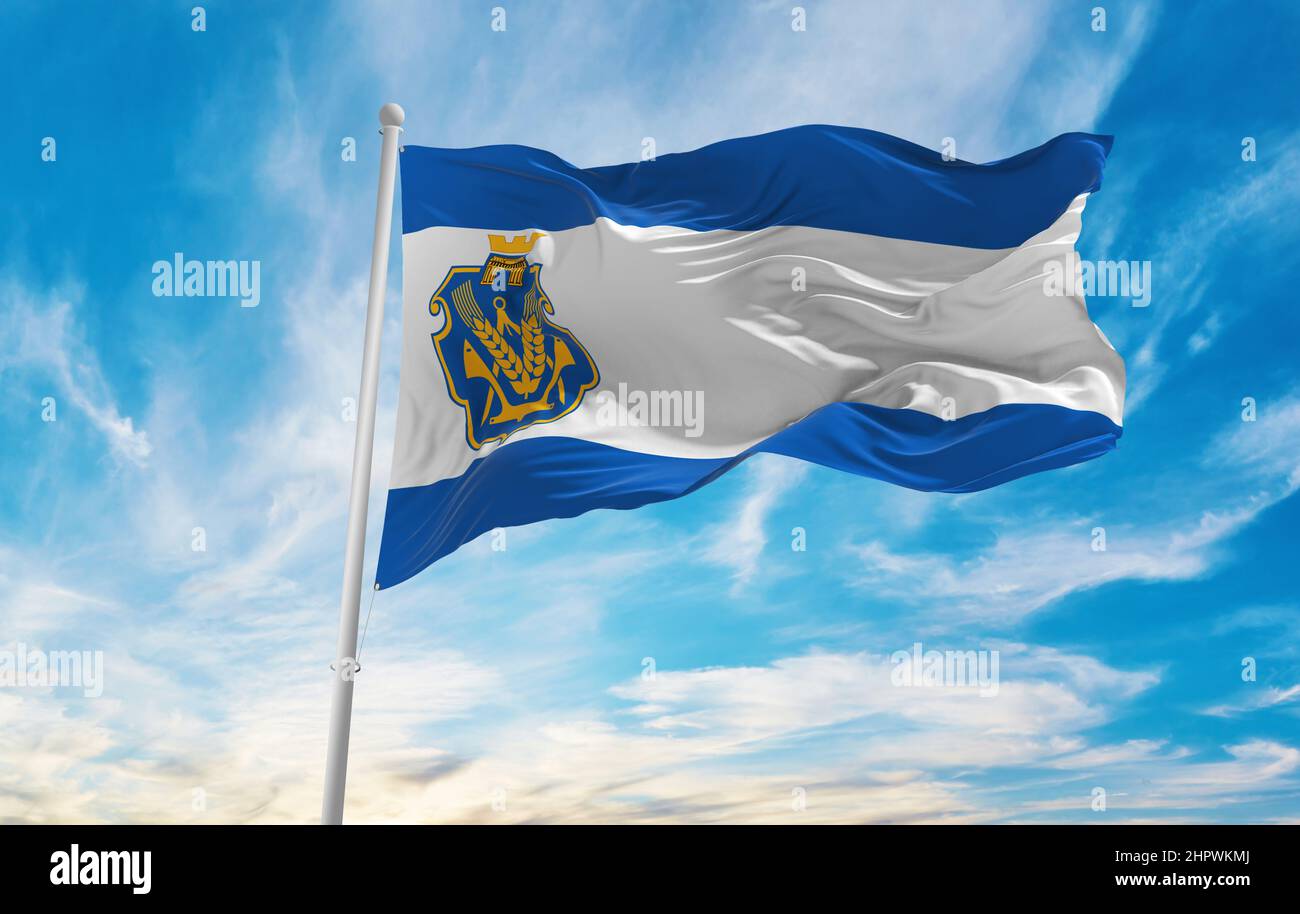 Flagge der Region Cherson , Ukraine bei bewölktem Himmel Hintergrund bei Sonnenuntergang, Panoramablick. Ukrainisches Reise- und Patriot-Konzept. Platz zum Kopieren für breites Banner. Stockfoto