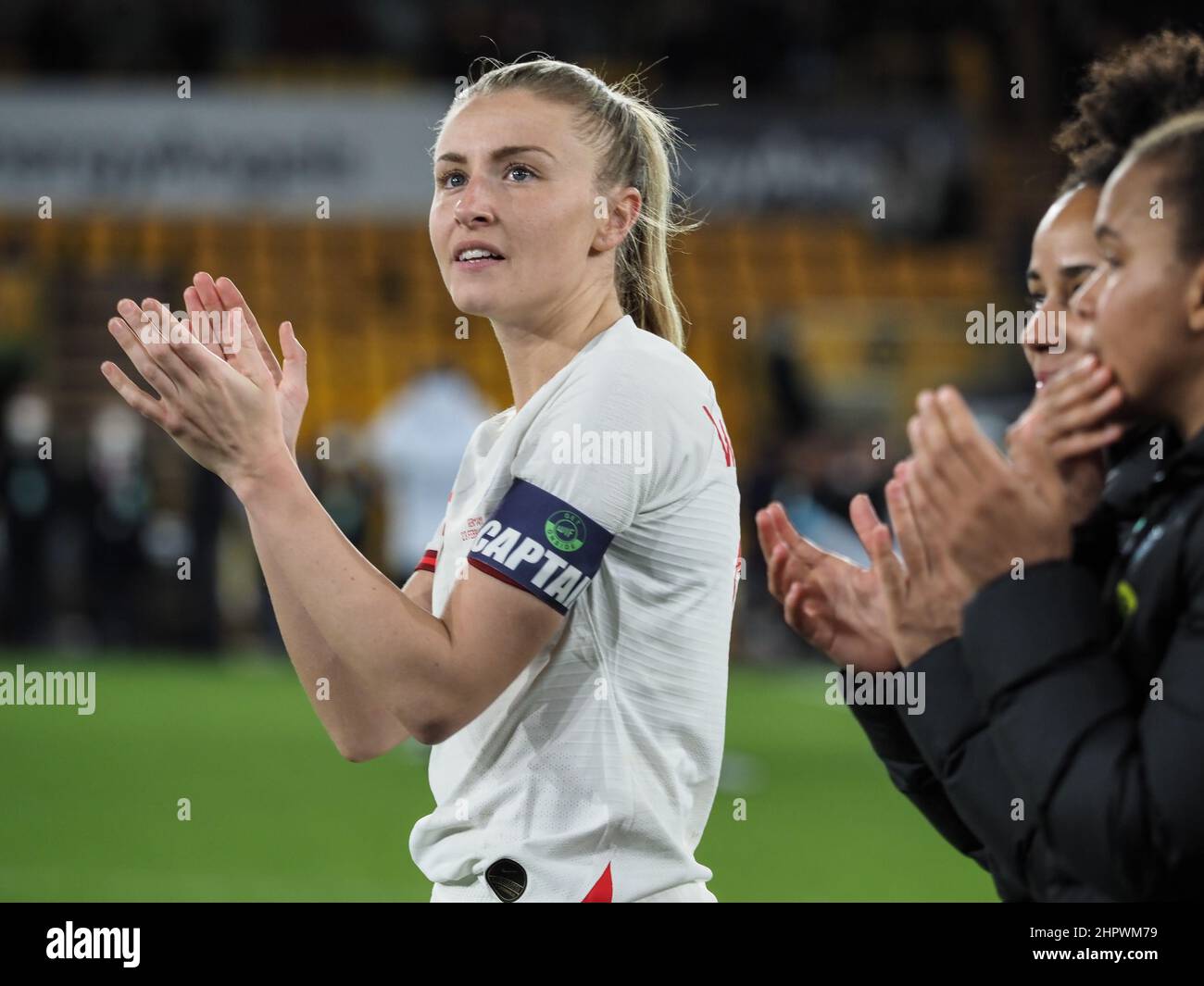 Wolverhampton, Großbritannien. 23rd. Februar 2022. Wolverhampton, England, Februar Captain Leah Williamson (8 England) applaudiert Fans nach dem Arnold Clark Fußballspiel zwischen England und Deutschland im Molineux Stadium in Wolverhampton, England Natalie Mincher/SPP Credit: SPP Sport Press Photo. /Alamy Live News Stockfoto