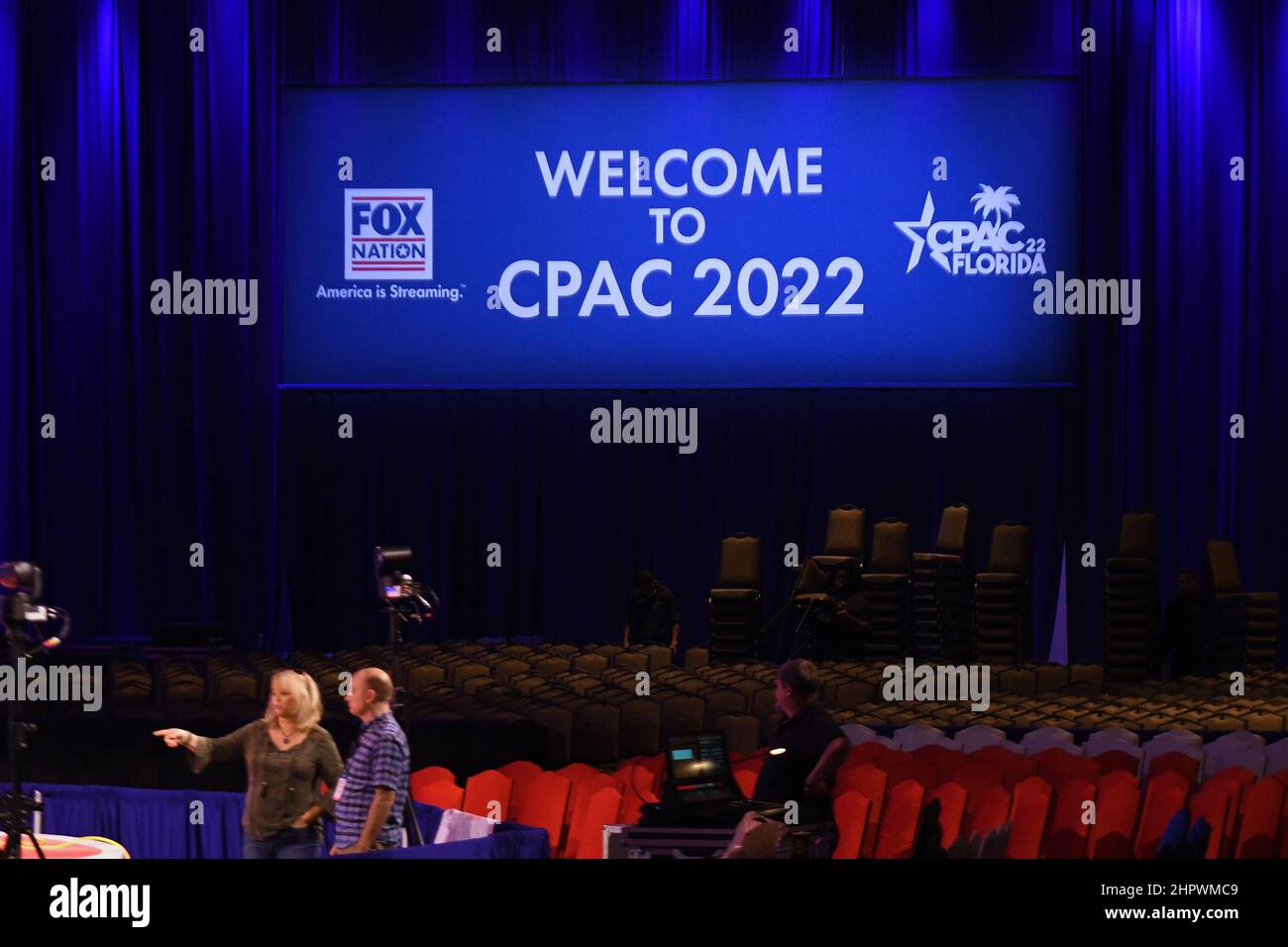 Orlando, Usa. 23rd. Februar 2022. Die Arbeiter bereiten sich auf das Treffen der Conservative Political Action Conference (CPAC) im Jahr 2022 vor.der ehemalige US-Präsident Donald Trump wird bei der viertägigen Versammlung sprechen, ebenso wie Florida Gov. Ron DeSantis. Kredit: SOPA Images Limited/Alamy Live Nachrichten Stockfoto