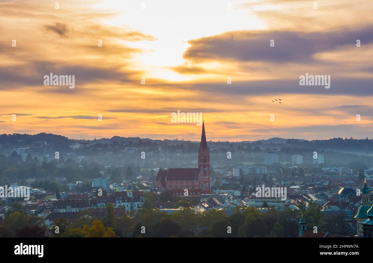 Stadtbild von Graz mit Herz Jesu Kirche und historischen Gebäuden, in Graz, Steiermark, Österreich, bei Sonnenaufgang Stockfoto