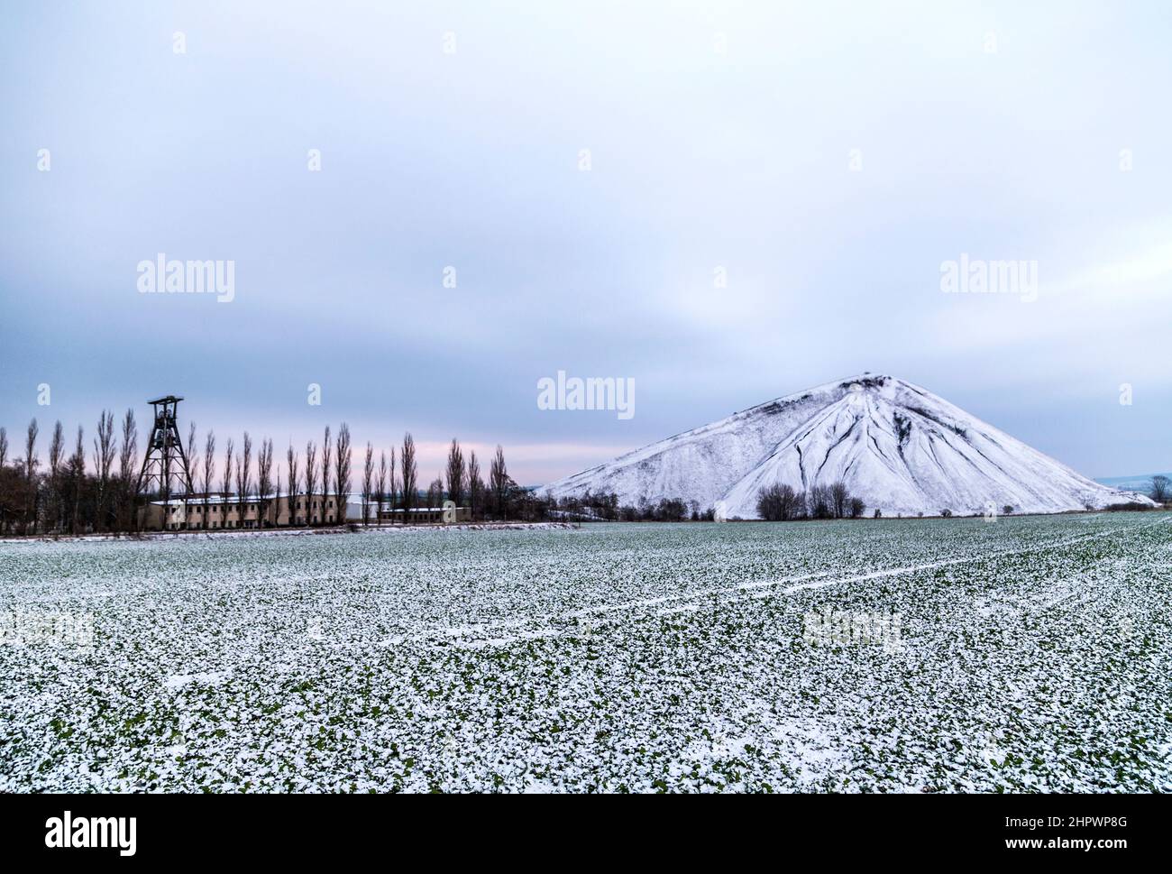 Haufen Aushub im Winter Landschaft in Thüringen, Deutschland Stockfoto