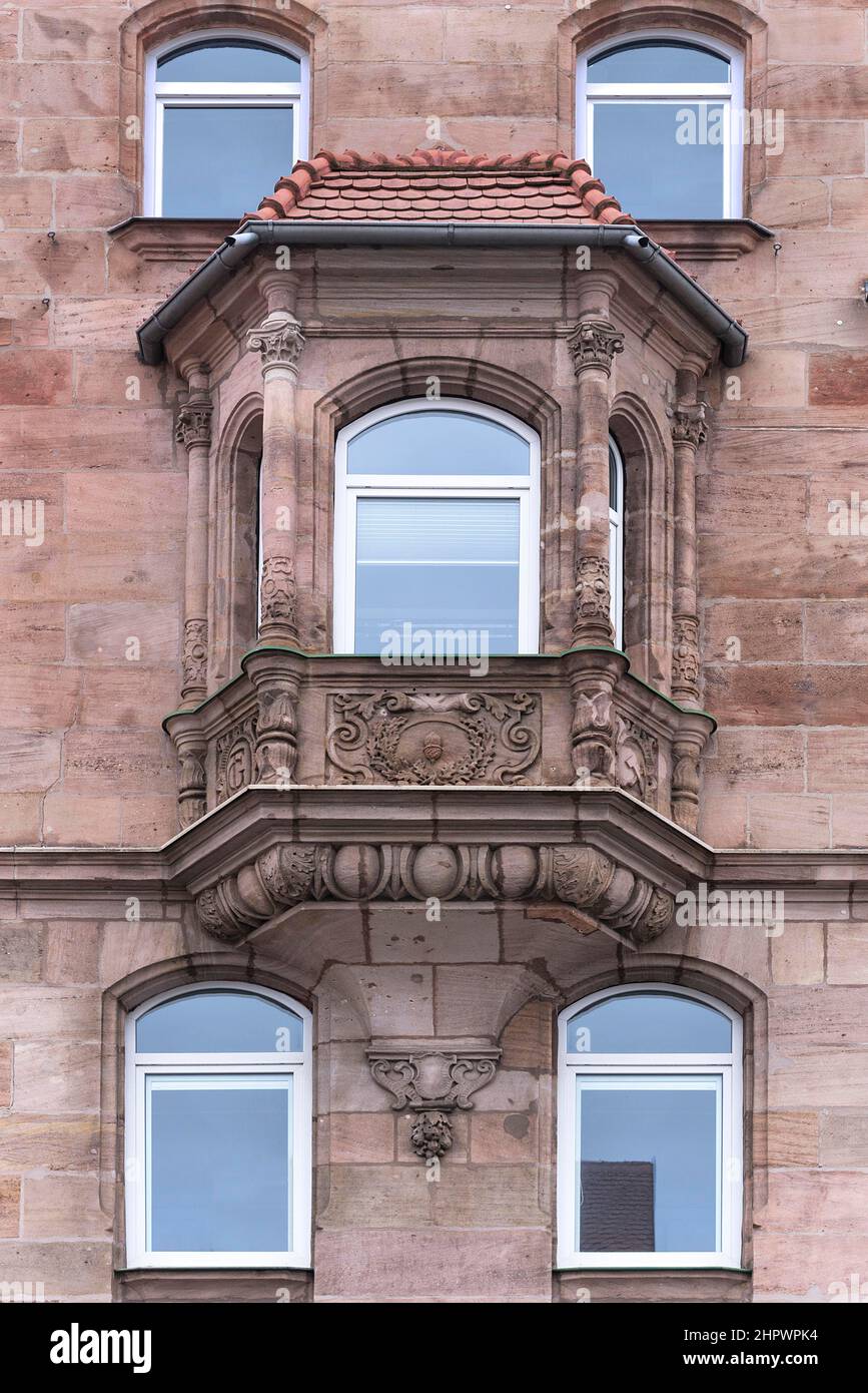 Erker aus Sandstein im Neorenaissance-Stil, erbaut 1903 auf einem Wohn- und Geschäftsgebäude, Faerberstrasse 41, Nürnberg, Mitte Stockfoto