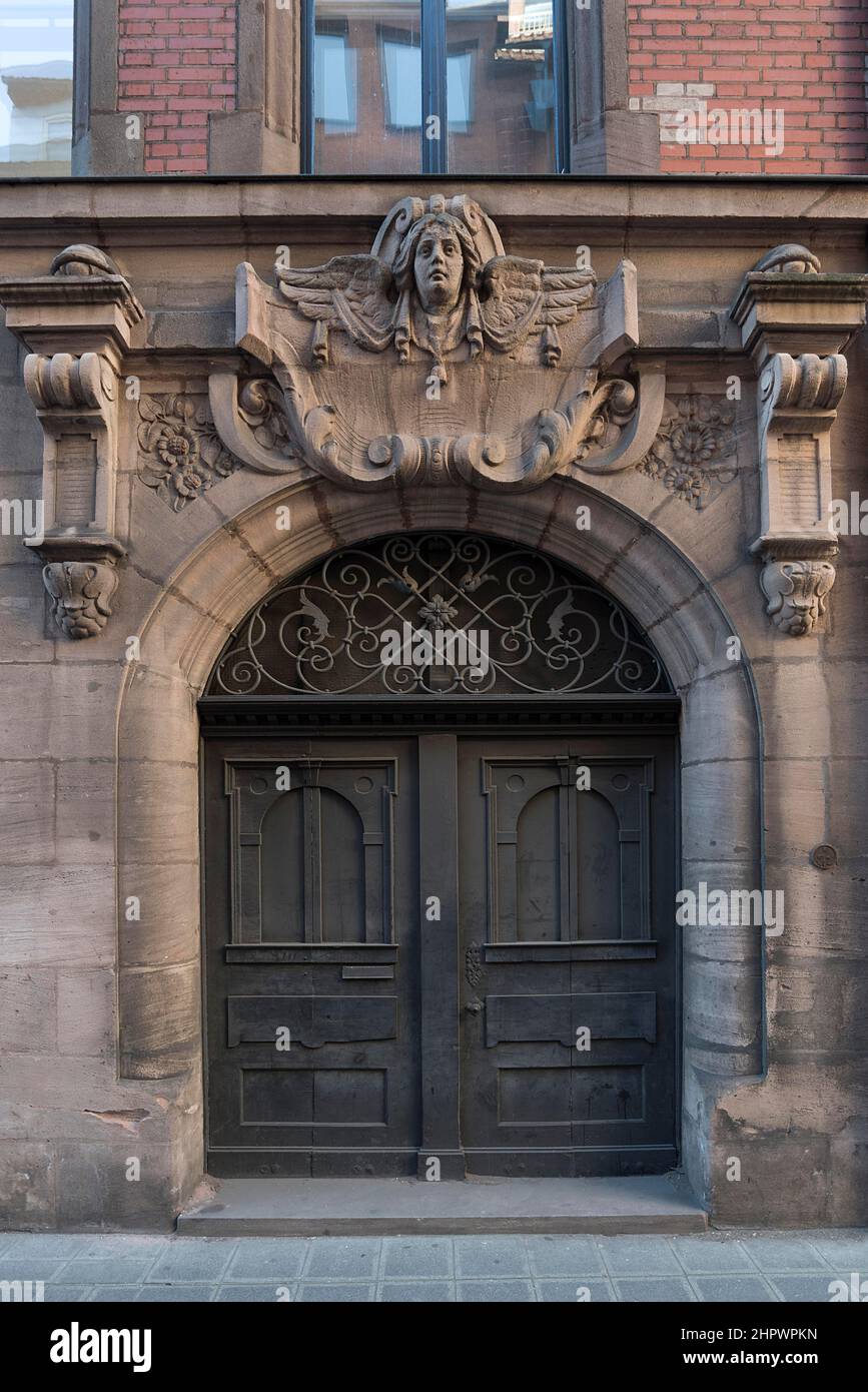 Dekoratives Eingangsportal eines ehemaligen Kaufhaus um 1880, Nürnberg, Mittelfranken, Bayern, Deutschland Stockfoto