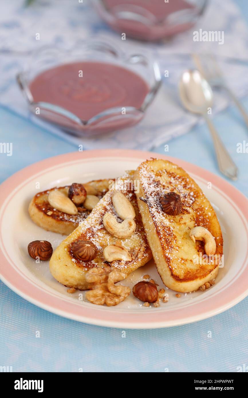 Schwäbische Küche, French Toast mit Nüssen und Rotwein-Sauce, in Fett ...