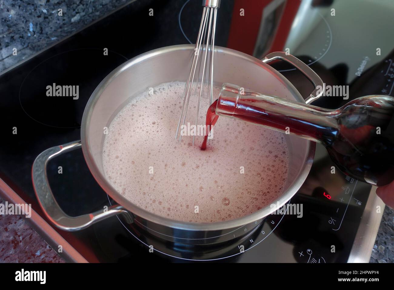 Schwäbische Küche, Vorbereitung Französisch Toast, gießen Rotwein in Topf, um die Rotweinsauce, Dessert, Dessert, Deutschland zu machen Stockfoto