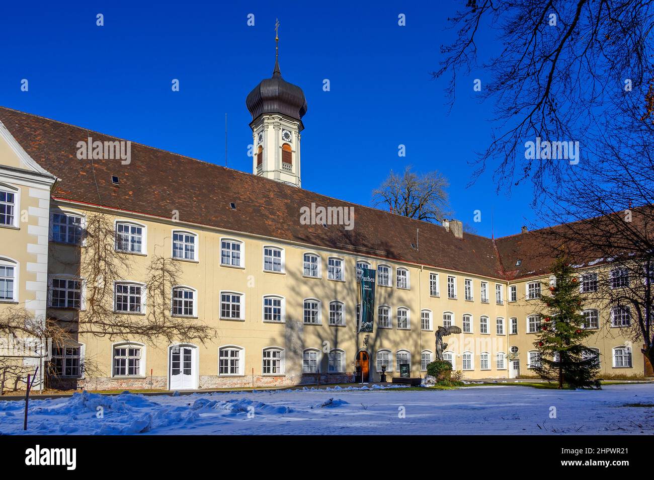 Das Schloss aus dem Jahr 1631 und der Kirchturm von St. Georg und St. Jakob, Isny, Allgäu, Bayern, Deutschland Stockfoto