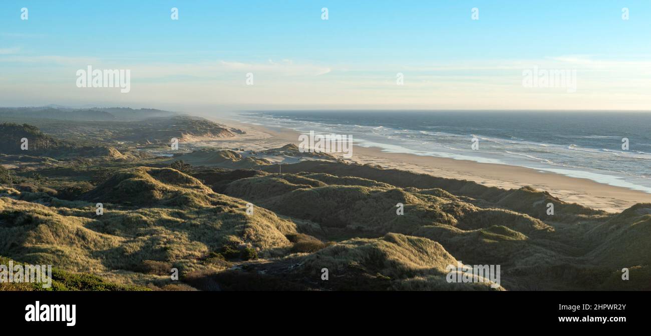 Blick über Baker Beach, Küstenlandschaft mit langen Sandstrand und Dünen, Oregon Coast Highway, Oregon, USA Stockfoto