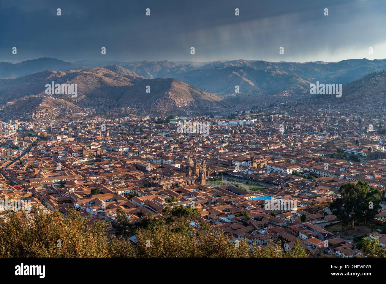 Blick auf die Stadt, Gewitter über dem Tal von Cusco, Mirador del Cristo Blanco, Cusco, Peru Stockfoto