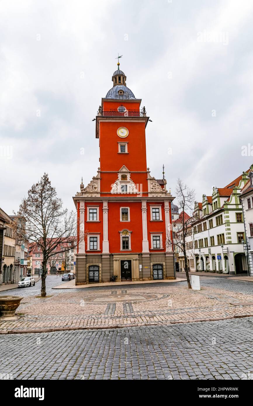 Landschaftlich reizvoller Blick auf das alte Rathaus von Gotha in Thüringen, Deutschland mit berühmter Fassade in Rot. Stockfoto