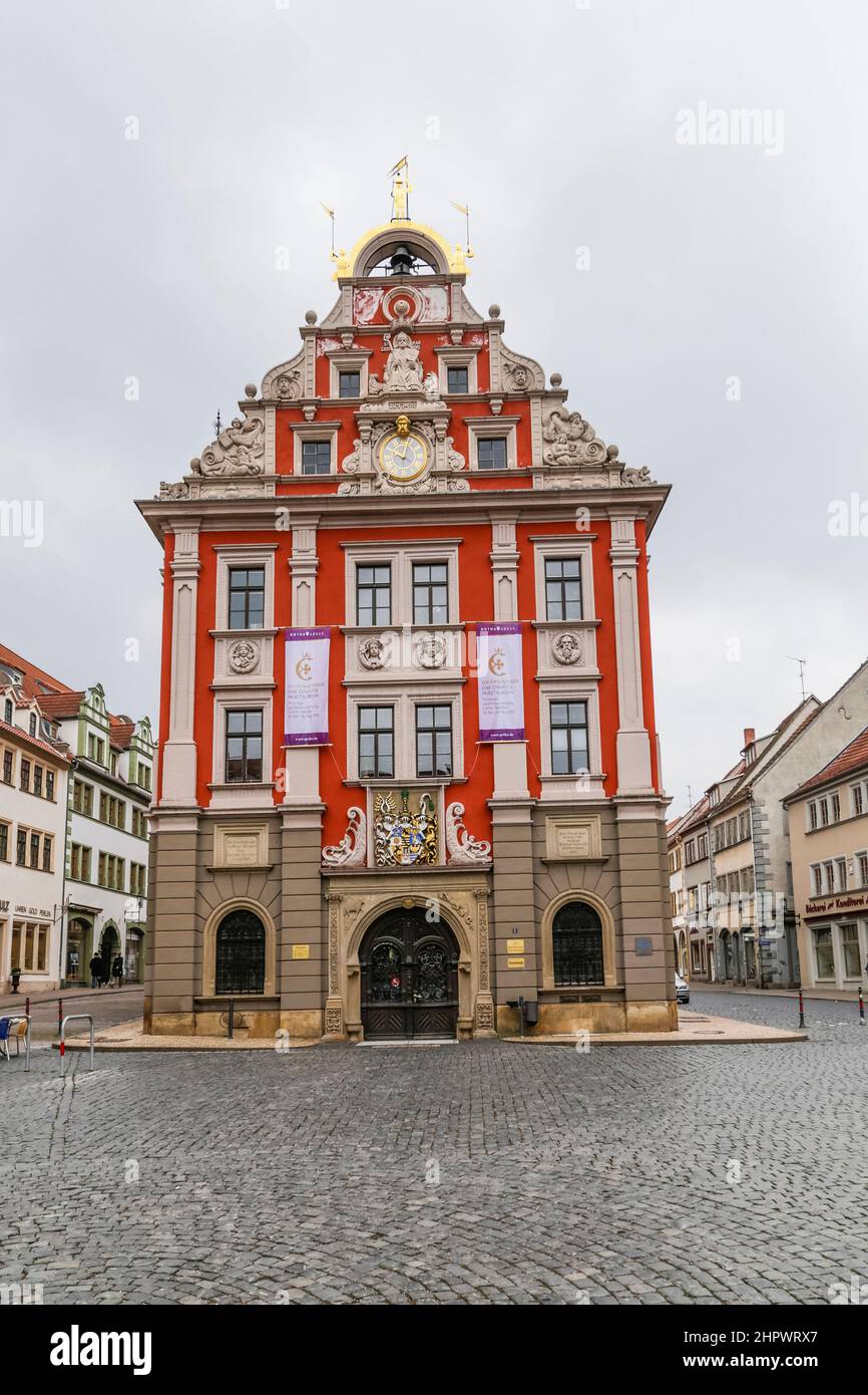 Landschaftlich reizvoller Blick auf das alte Rathaus von Gotha in Thüringen, Deutschland mit berühmter Fassade in Rot. Stockfoto
