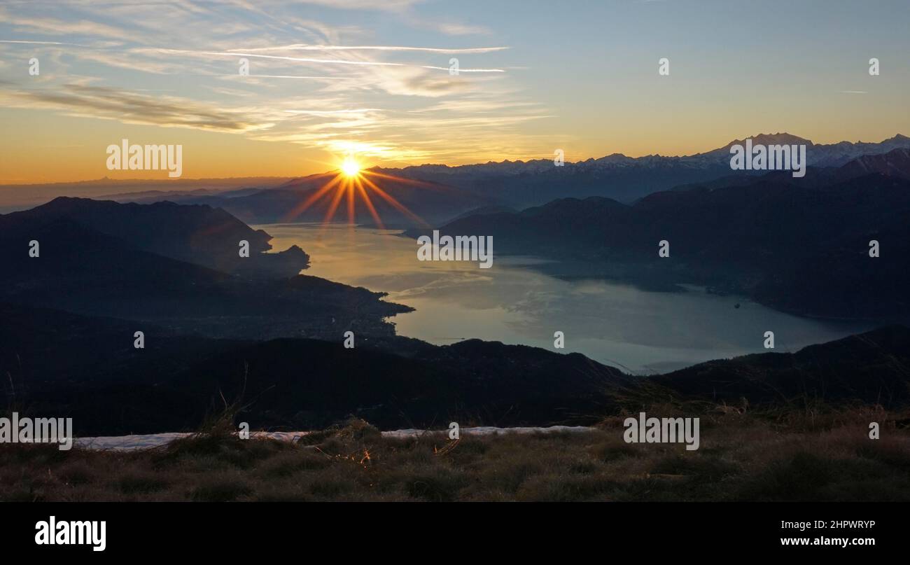 Blick vom Monte Lema auf den Lago Maggiore, Lugano, Tessin, Schweiz, Luino, Lombardei, Italien Stockfoto