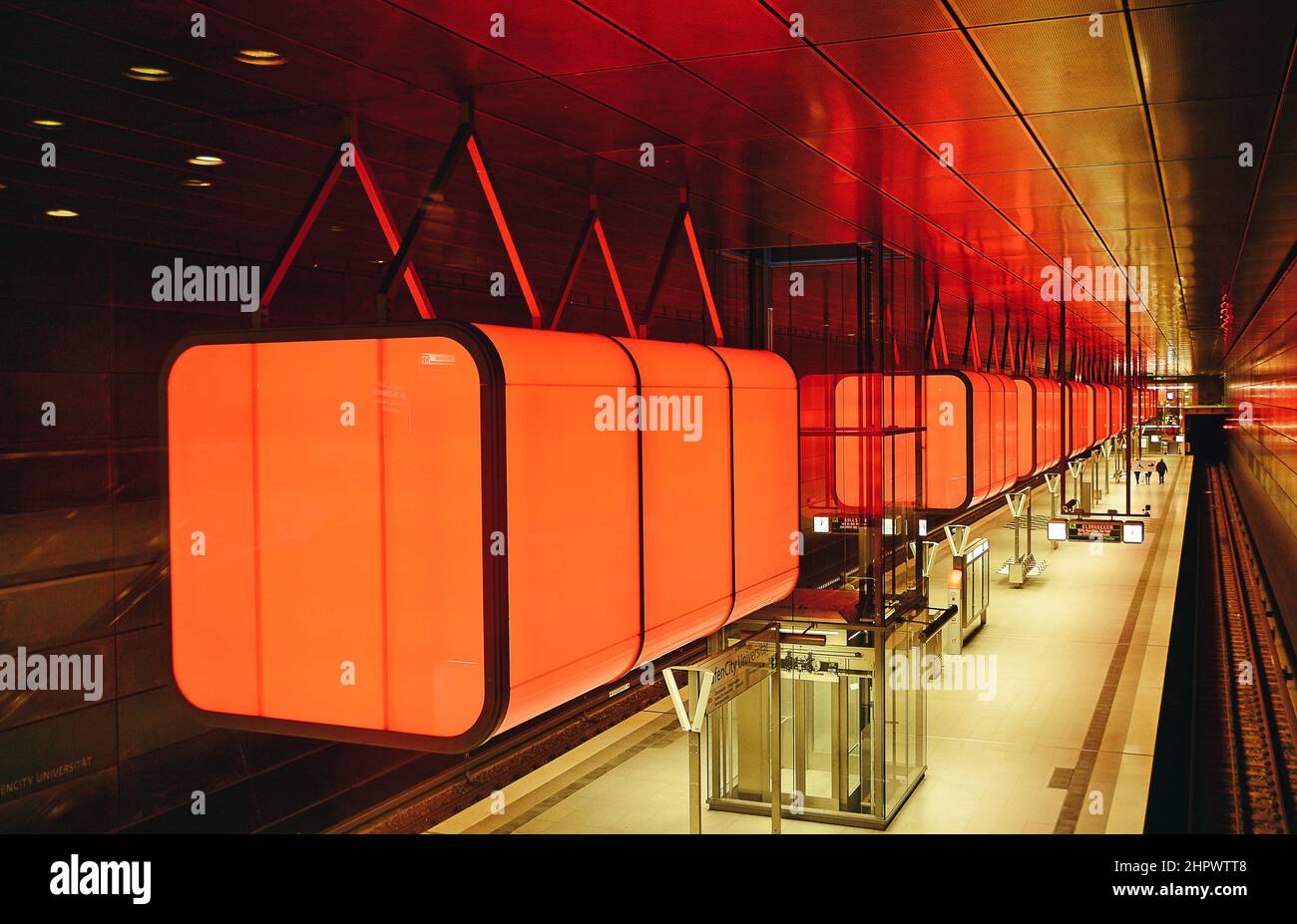 Rote Beleuchtung, U-Bahn-Station, Hafen-City, Hamburg, Deutschland Stockfoto