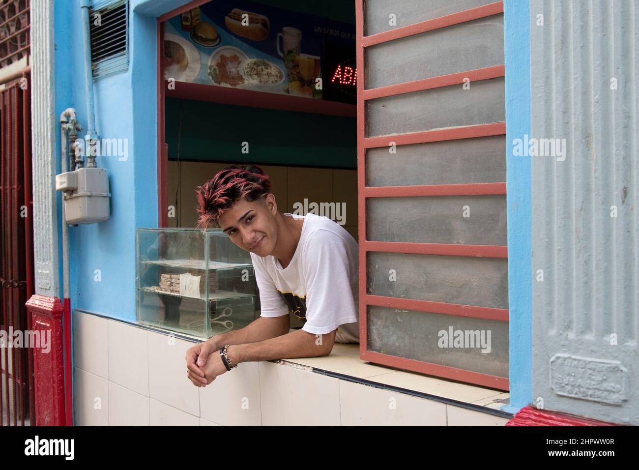 Junger kubaner, der in einer Cafeteria in Havanna, Kuba, arbeitet. Stockfoto