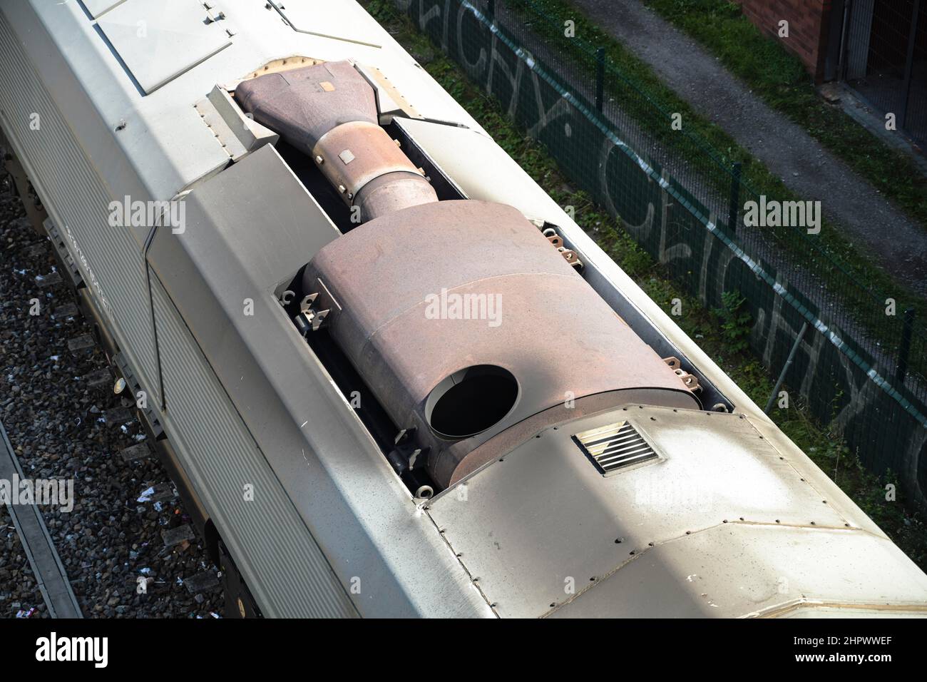 Auspuff einer Diesellokomotive auf der Ringbahn, Berlin, Deutschland Stockfoto