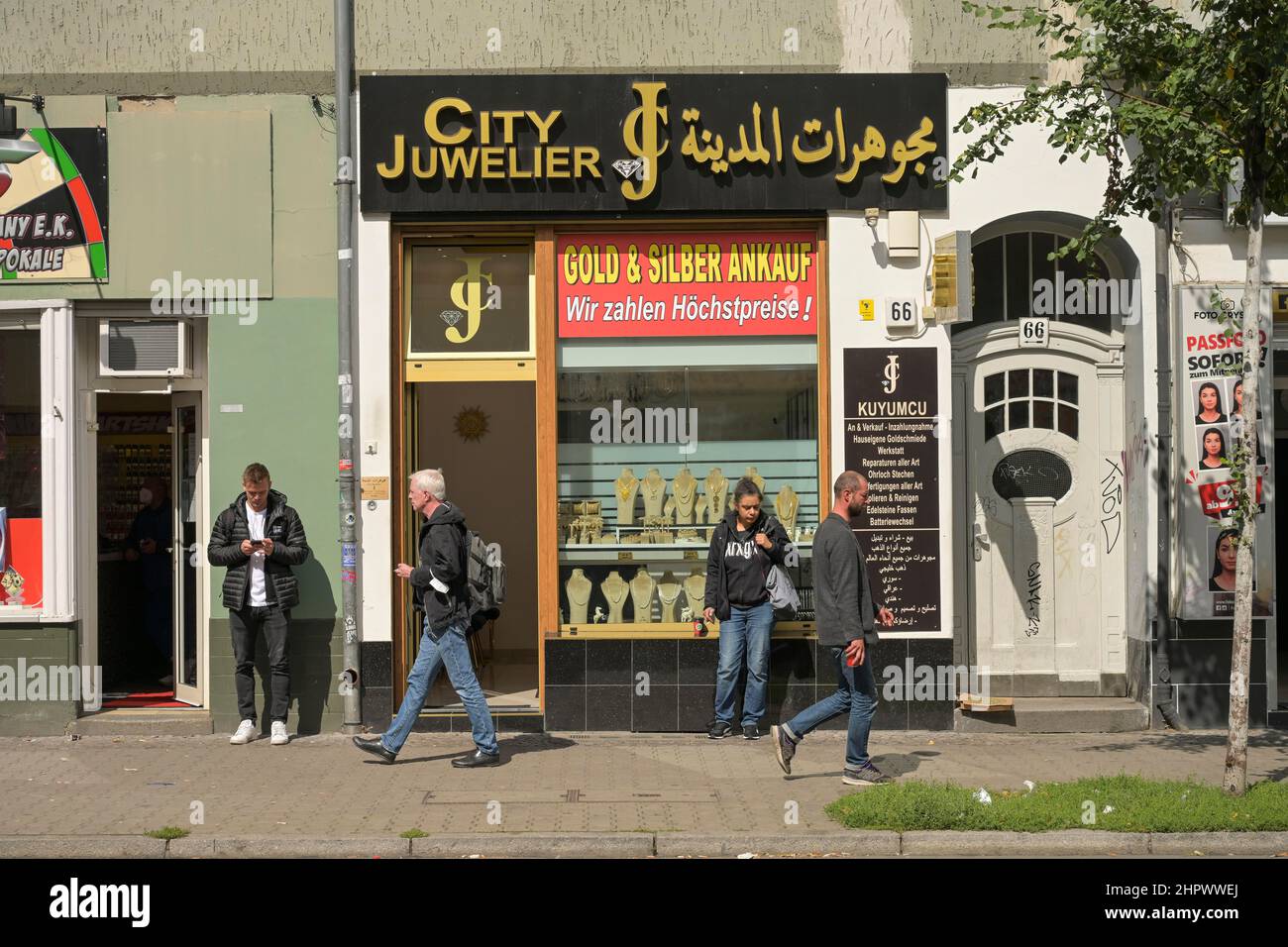 Straßenszene, arabischer Juwelier, Silbersteinstraße, Neukölln, Berlin, Deutschland Stockfoto