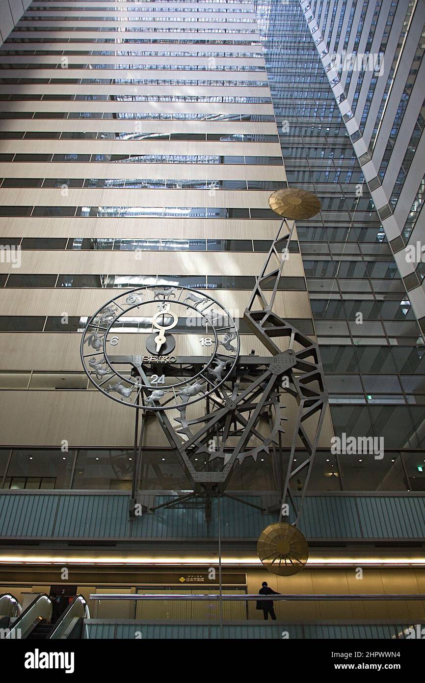 2022/02/22, Tokio, an einem kaum bemerkten historischen Tag zeigte die Seiko Pendulum-Uhr im Shinjuku NS-Gebäude am 2022/02/22 2:22. Die Yukku-Rhythm Pendeluhr, die 1982 von Seikosha gebaut wurde, war damals die größte mechanische Pendeluhr der Welt. Mit einer Gesamthöhe von 29 m, einer Pendellänge von 22,5 m und einer Ziffernlänge von 7,2 m. Ein Wasserrad treibt die Uhr an, und das Pendel vollzieht alle 30 Sekunden einen Schwung. Dieser Mechanismus verleiht der Uhr einen unverwechselbaren langsamen Rhythmus, der am Ursprung des Namens der Uhr steht: Yukkuri (langsamer) Rhythmus. (Foto von Michael Steinebach/AFLO) Stockfoto