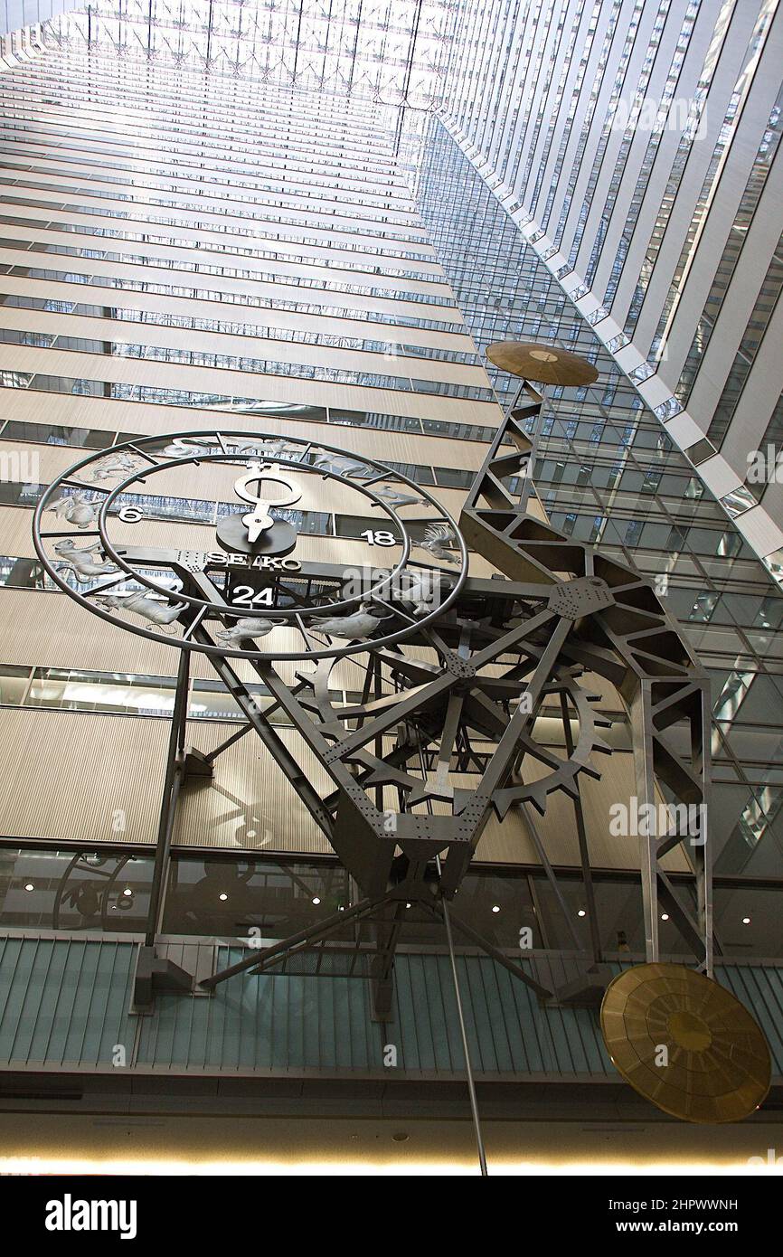 2022/02/22, Tokio, an einem kaum bemerkten historischen Tag zeigte die Seiko Pendulum-Uhr im Shinjuku NS-Gebäude am 2022/02/22 2:22. Die Yukku-Rhythm Pendeluhr, die 1982 von Seikosha gebaut wurde, war damals die größte mechanische Pendeluhr der Welt. Mit einer Gesamthöhe von 29 m, einer Pendellänge von 22,5 m und einer Ziffernlänge von 7,2 m. Ein Wasserrad treibt die Uhr an, und das Pendel vollzieht alle 30 Sekunden einen Schwung. Dieser Mechanismus verleiht der Uhr einen unverwechselbaren langsamen Rhythmus, der am Ursprung des Namens der Uhr steht: Yukkuri (langsamer) Rhythmus. (Foto von Michael Steinebach/AFLO) Stockfoto