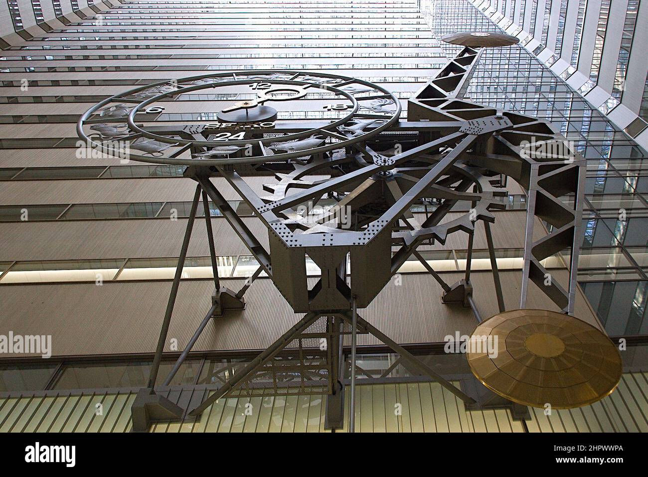 2022/02/22, Tokio, an einem kaum bemerkten historischen Tag zeigte die Seiko Pendulum-Uhr im Shinjuku NS-Gebäude am 2022/02/22 2:22. Die Yukku-Rhythm Pendeluhr, die 1982 von Seikosha gebaut wurde, war damals die größte mechanische Pendeluhr der Welt. Mit einer Gesamthöhe von 29 m, einer Pendellänge von 22,5 m und einer Ziffernlänge von 7,2 m. Ein Wasserrad treibt die Uhr an, und das Pendel vollzieht alle 30 Sekunden einen Schwung. Dieser Mechanismus verleiht der Uhr einen unverwechselbaren langsamen Rhythmus, der am Ursprung des Namens der Uhr steht: Yukkuri (langsamer) Rhythmus. (Foto von Michael Steinebach/AFLO) Stockfoto