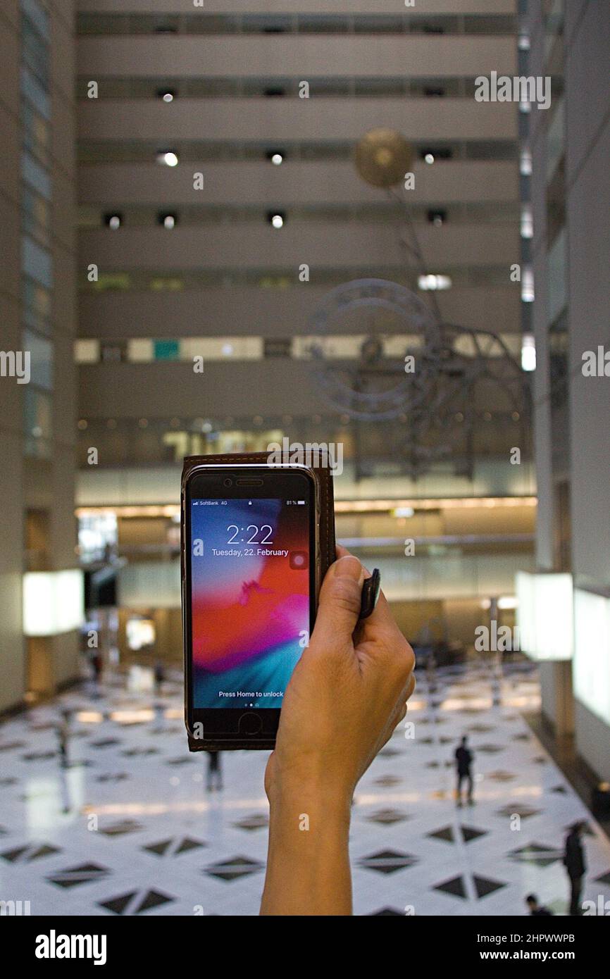 2022/02/22, Tokio, an einem kaum bemerkten historischen Tag zeigte die Seiko Pendulum-Uhr im Shinjuku NS-Gebäude am 2022/02/22 2:22. Die Yukku-Rhythm Pendeluhr, die 1982 von Seikosha gebaut wurde, war damals die größte mechanische Pendeluhr der Welt. Mit einer Gesamthöhe von 29 m, einer Pendellänge von 22,5 m und einer Ziffernlänge von 7,2 m. Ein Wasserrad treibt die Uhr an, und das Pendel vollzieht alle 30 Sekunden einen Schwung. Dieser Mechanismus verleiht der Uhr einen unverwechselbaren langsamen Rhythmus, der am Ursprung des Namens der Uhr steht: Yukkuri (langsamer) Rhythmus. (Foto von Michael Steinebach/AFLO) Stockfoto