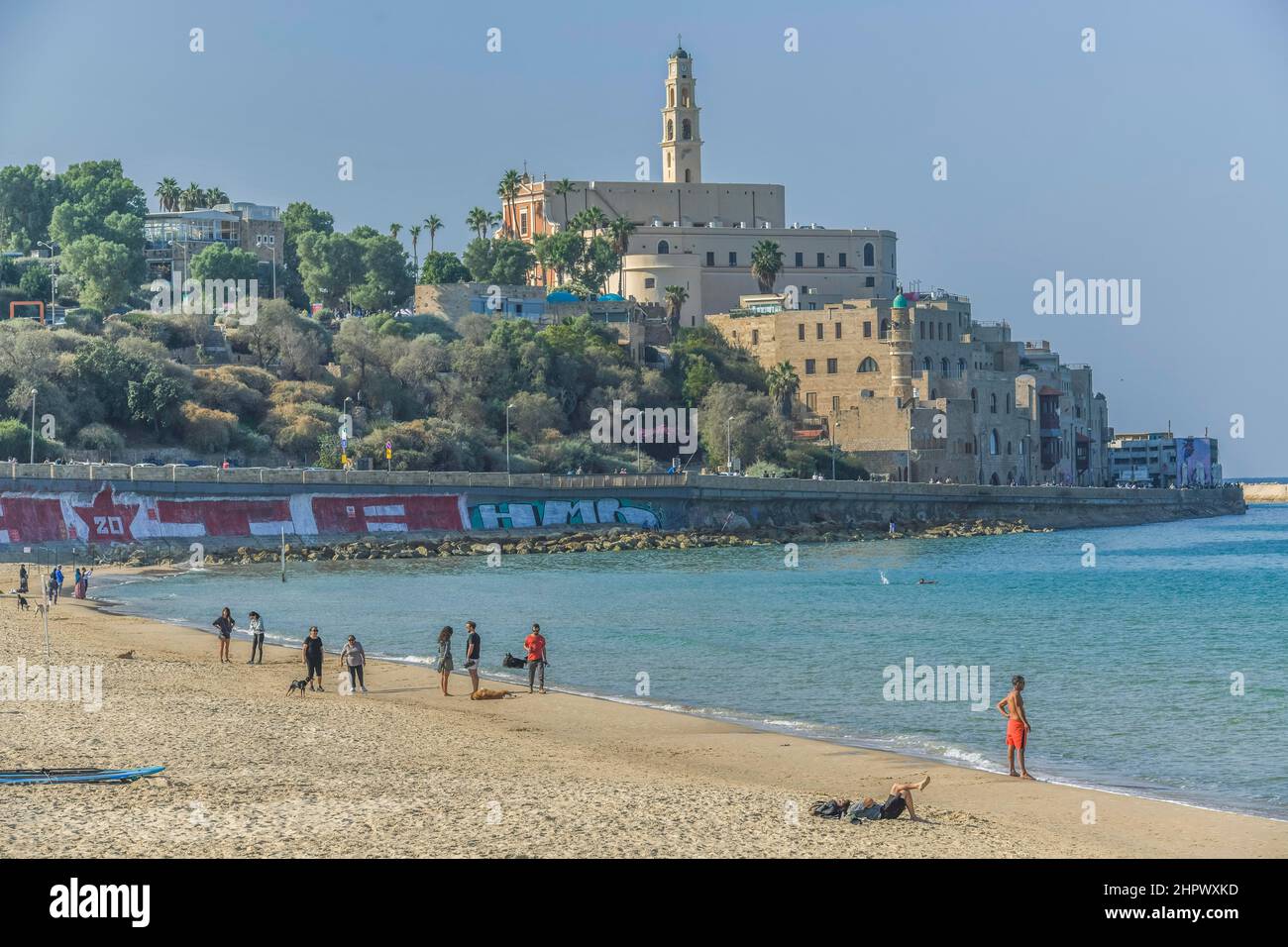 Strand, Stadtblick von Jaffa mit St. Peter's Church, Tel Aviv, Israel Stockfoto