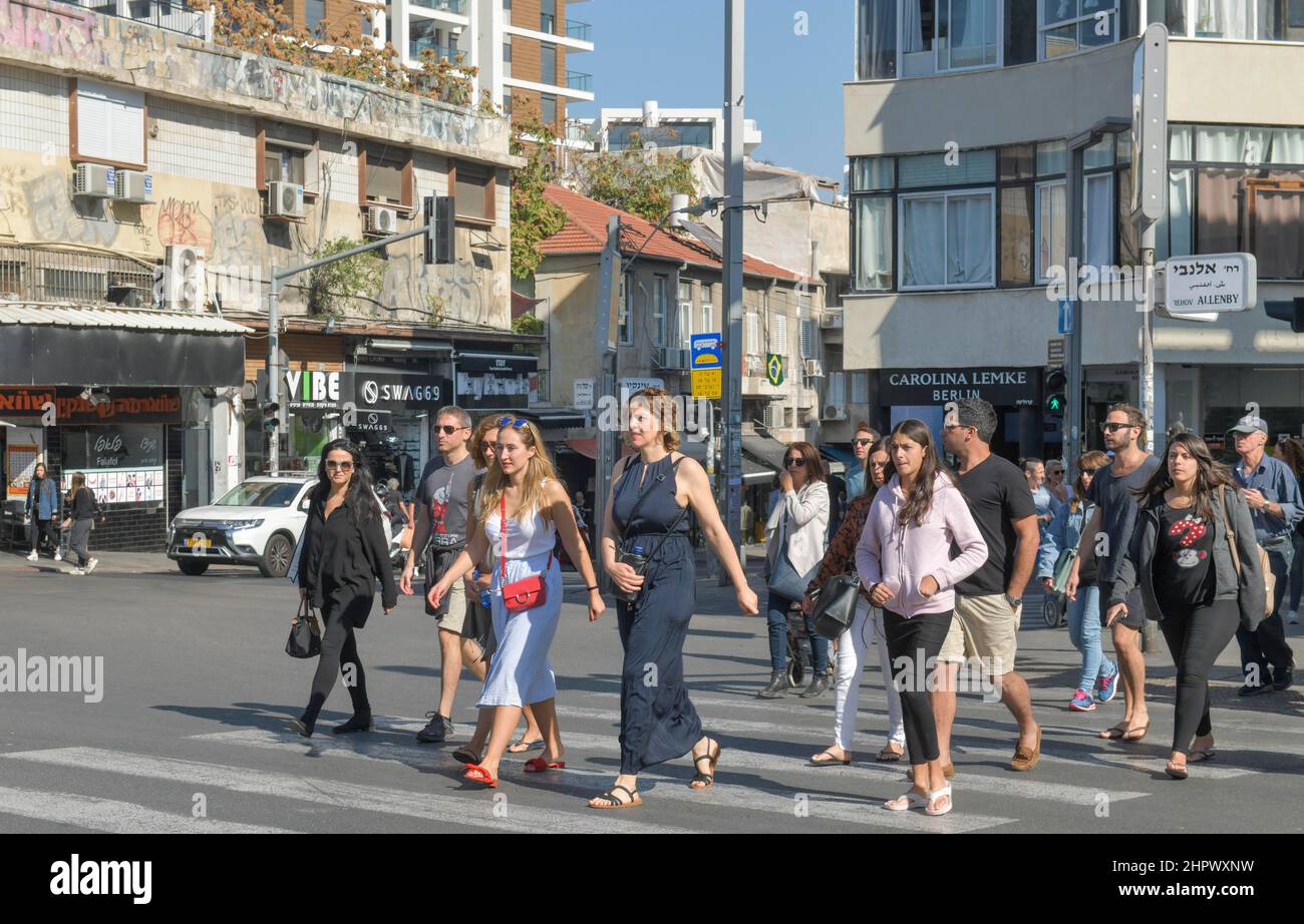 Passanten, Zebrastreifen, Allenby Street, Tel Aviv, Israel Stockfoto