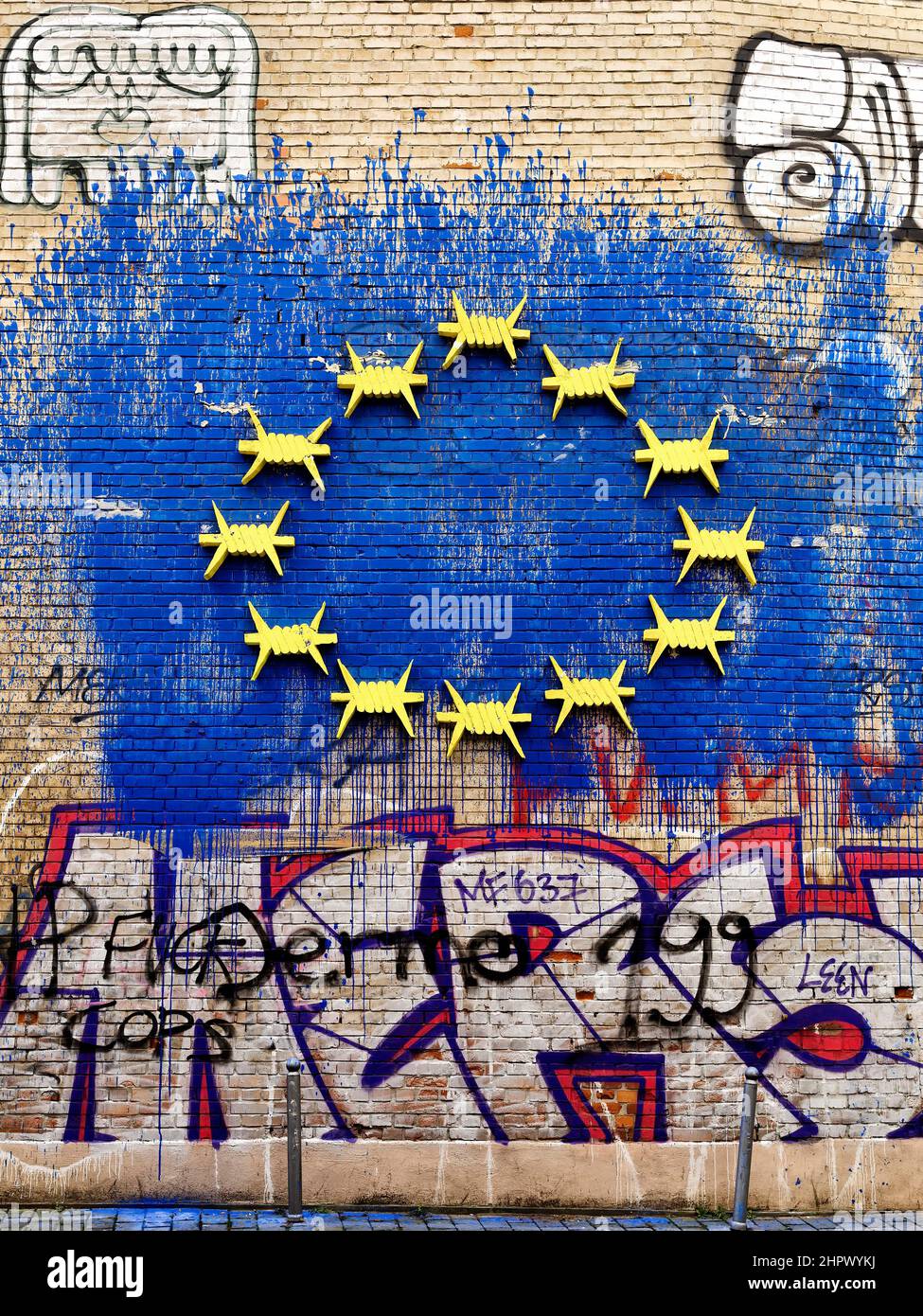 Europäische Flagge mit Stacheldraht-Symbolen, Symbol für die Abdichtung Europas durch Stacheldraht und Frontex. Stuttgart, Baden-Württemberg, Deutschland Stockfoto