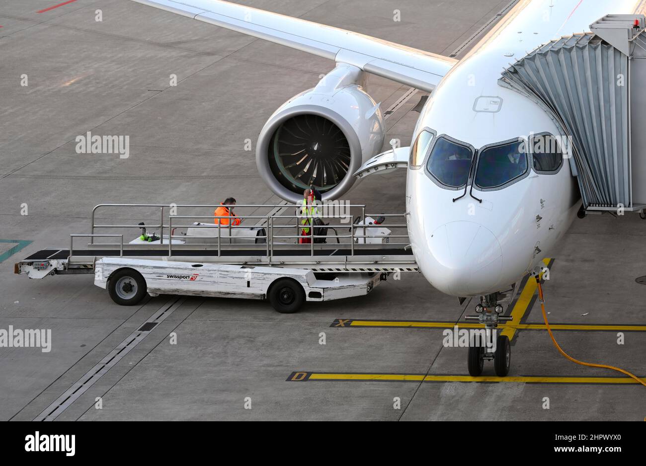 Mobiles Förderbandsystem Bodenpersonal, Gepäcktransport, Flughafen Zürich Kloten, Schweiz Stockfoto