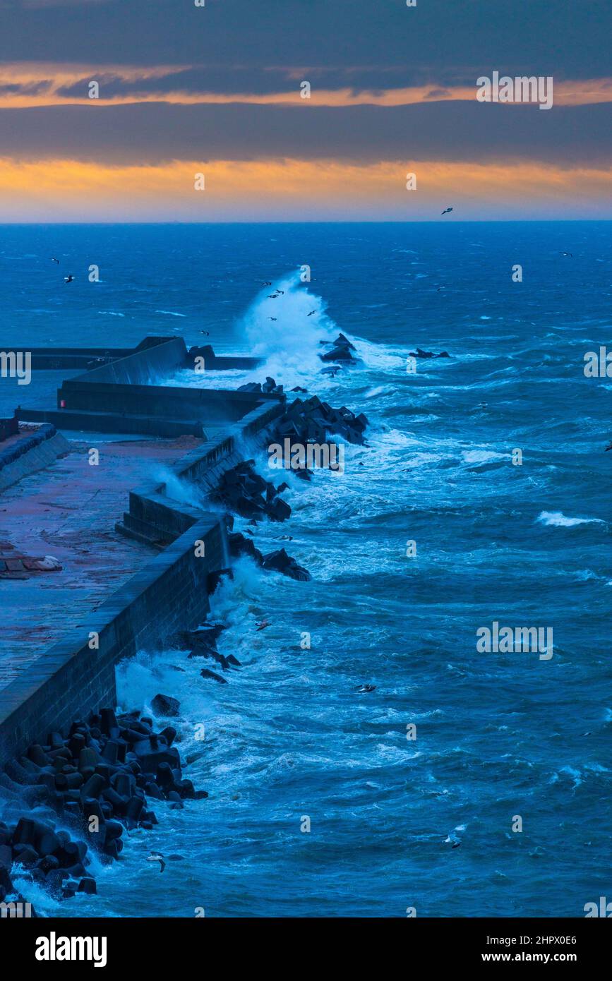 Wellen und Sprühnebel über den Pier während eines Sturms, Helgoland Hochseeinsel, Nordsee, Pinneberg Kreis, Schleswig-Holstein, Deutschland Stockfoto