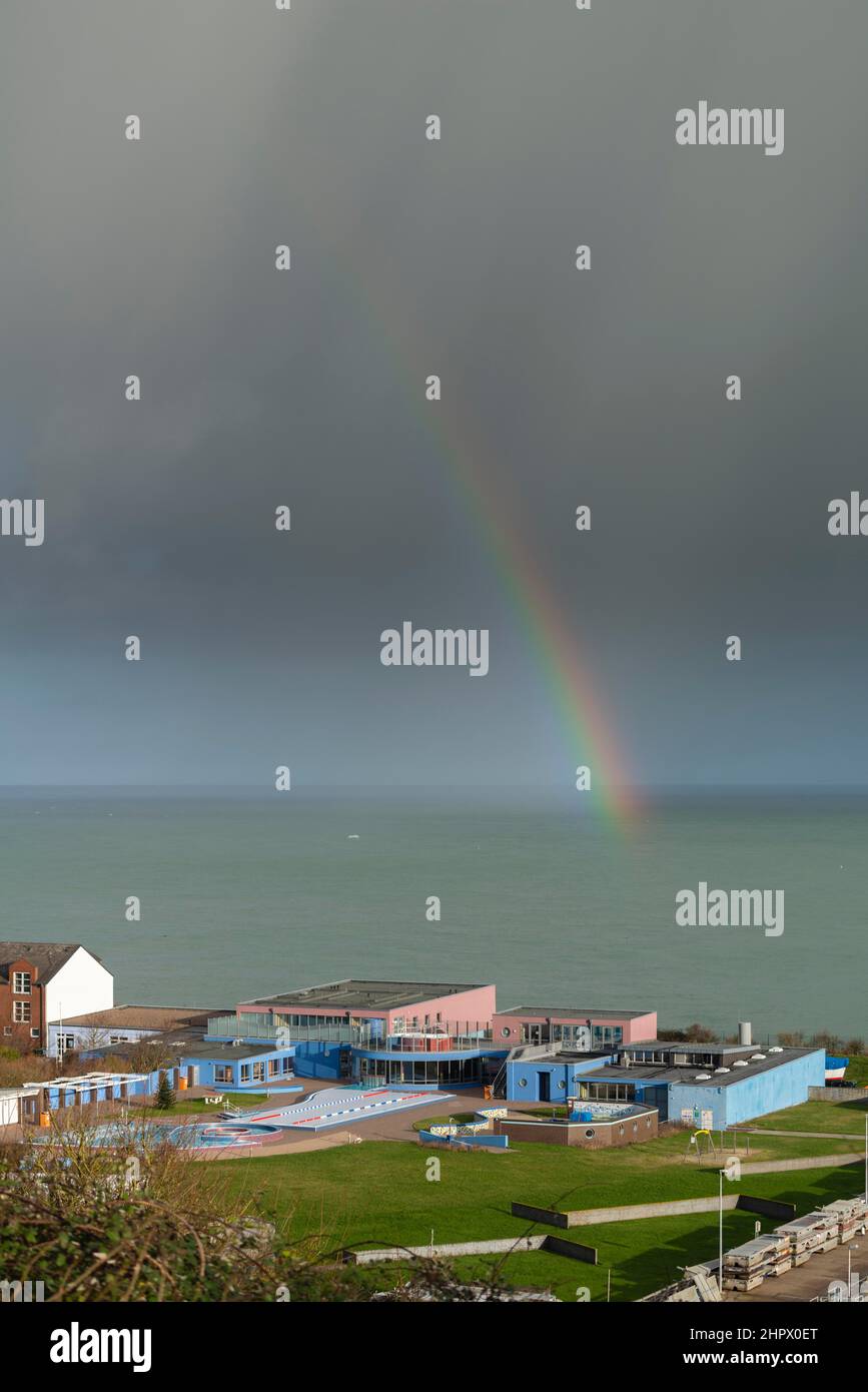 Regenbogen, Regenwolken, Sonnenschein, Meerwasser-Schwimmbad in der Tiefebene, Helgoland Hochseeinsel, Nordsee, Pinneberg Bezirk Stockfoto