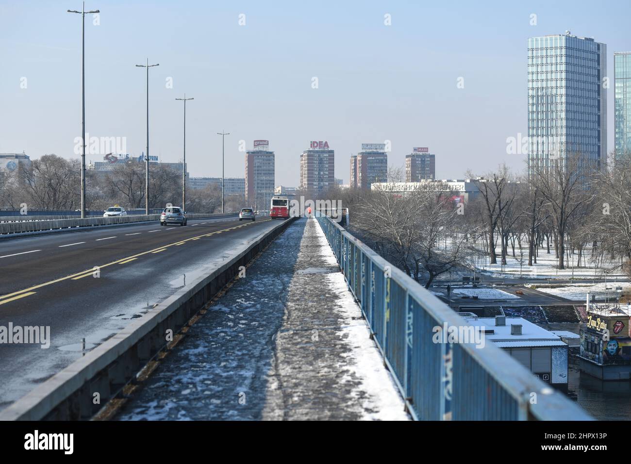 Brankov Most (Brücke) schneite im Winter. Belgrad, Serbien Stockfoto