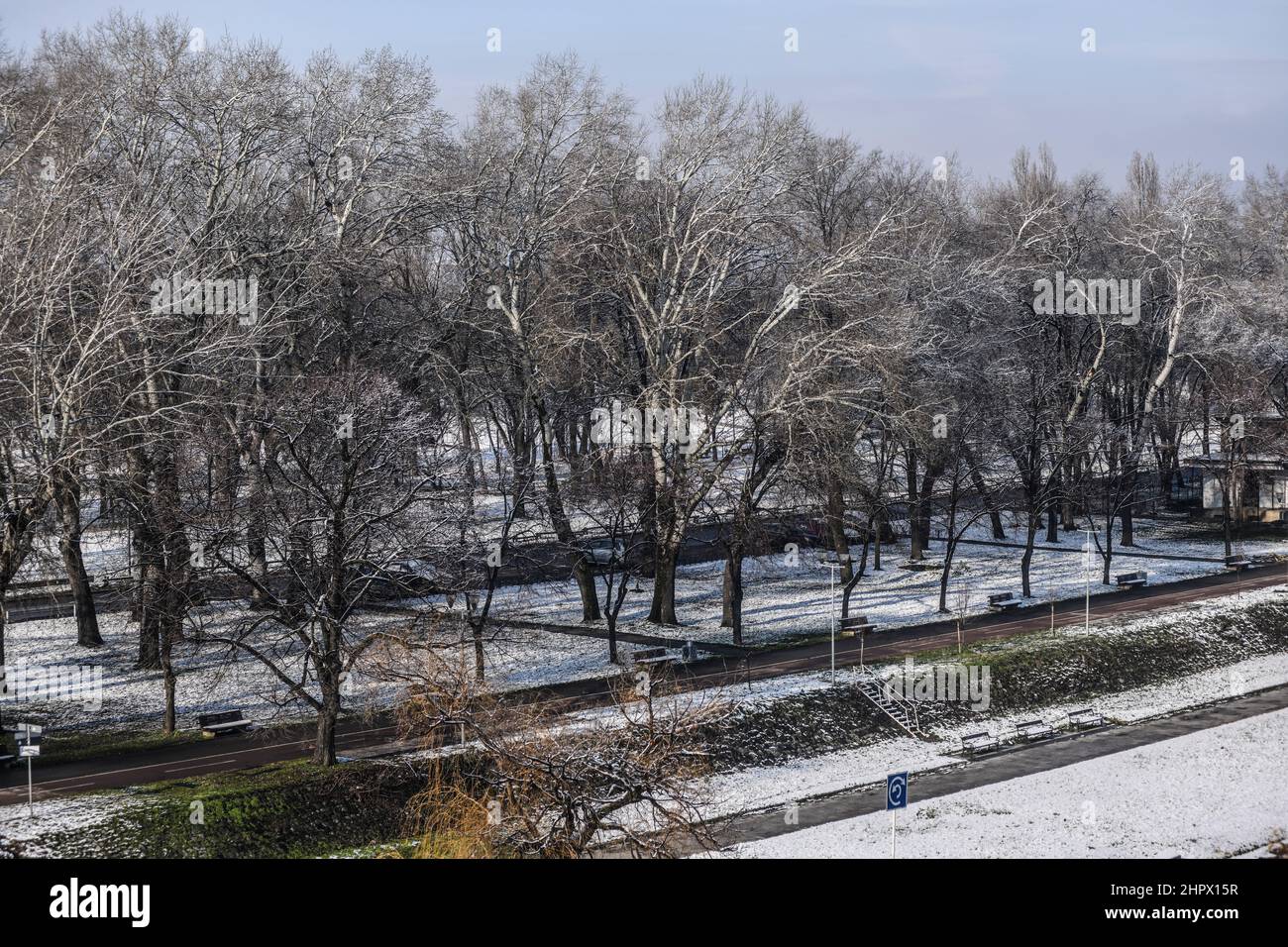 Belgrad: Novobeogradski Kej und Usce Park im Winter von Schnee bedeckt. Serbien Stockfoto