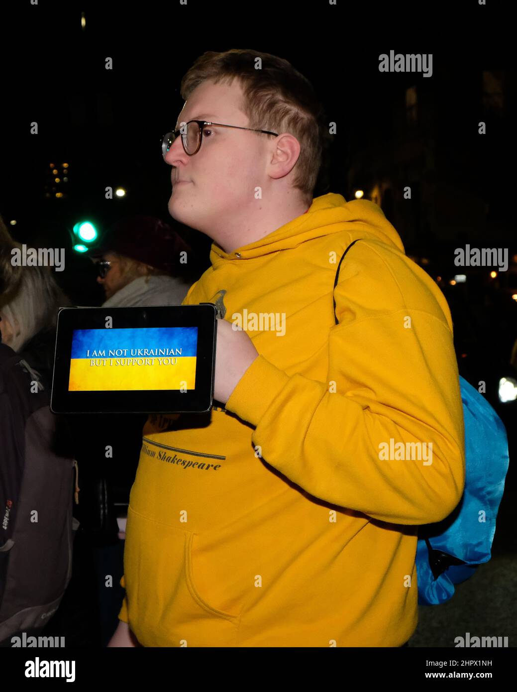 London, Großbritannien, 23rd. Februar 2022, Hunderte von Demonstranten mit einer Solidaritätsbotschaft vor der russischen Botschaft sind versammelt, aus Angst, dass Moskau nach steigenden Spannungen eine Invasion plant und über 150.000 Truppen in der Nähe der Grenze zur Ukraine eingesetzt wurden. Die Organisatoren der Kundgebung - London Euromaidan, fordern härtere Sanktionen gegen Anhänger und Unternehmen des russischen Präsidenten Vladamir Putin. Kredit: Elfte Stunde Fotografie/Alamy Live Nachrichten Stockfoto