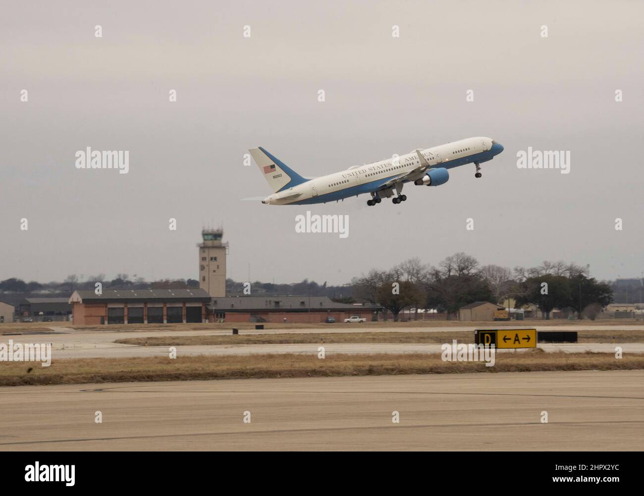 San Antonio, TX, USA. 23rd. Februar 2022. Das Flugzeug der US-Luftwaffe, das First Lady Jill Biden (nicht abgebildet) trägt, hebt nach einem Nachmittagsbesuch im MD Anderson Cancer Center bei UTHealth und einer militärischen Tagesbetreuung vom Kelly Field in San Antonio ab. (Bild: © Bob Daemmrich/ZUMA Press Wire) Stockfoto