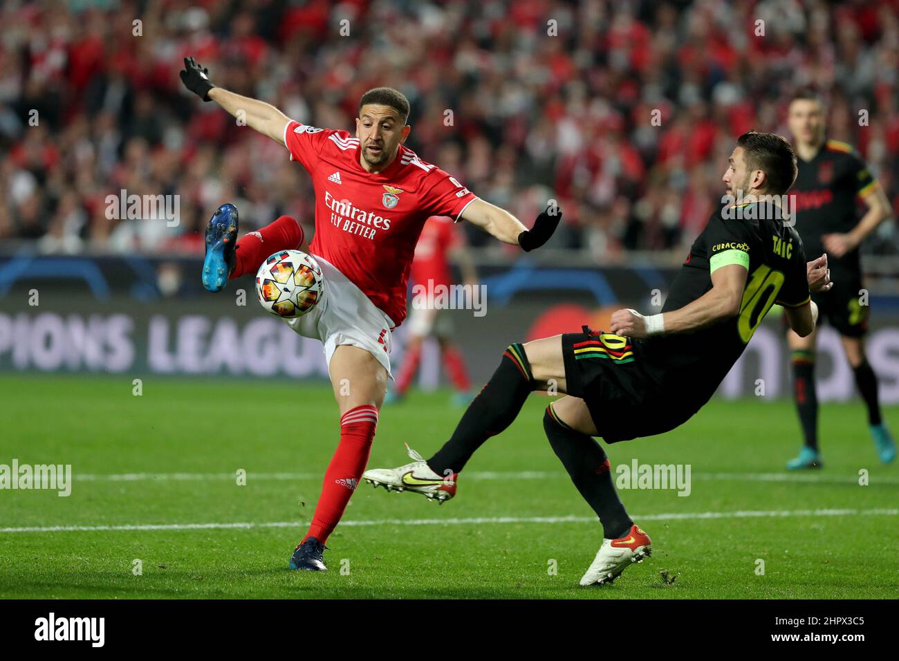 Lissabon, Portugal. 23rd. Februar 2022. Adel Taarabt von Benfica (L) steht mit Dusan Tadic von Ajax während des UEFA Champions League-Spiels mit 16 1st Beinabenden zwischen SL Benfica und AFC Ajax in Lissabon, Portugal, am 23. Februar 2022, gegenüber. Quelle: Petro Fiuza/Xinhua/Alamy Live News Stockfoto