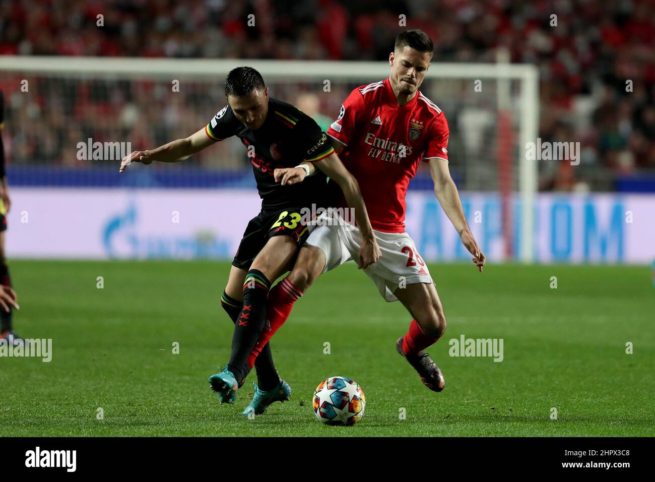 Lissabon, Portugal. 23rd. Februar 2022. Steven Berghuis von Ajax (L) lebt mit Julian Weigl von Benfica während der UEFA Champions League-Runde mit 16 1st Beinabenden zwischen SL Benfica und AFC Ajax in Lissabon, Portugal, am 23. Februar 2022. Quelle: Petro Fiuza/Xinhua/Alamy Live News Stockfoto
