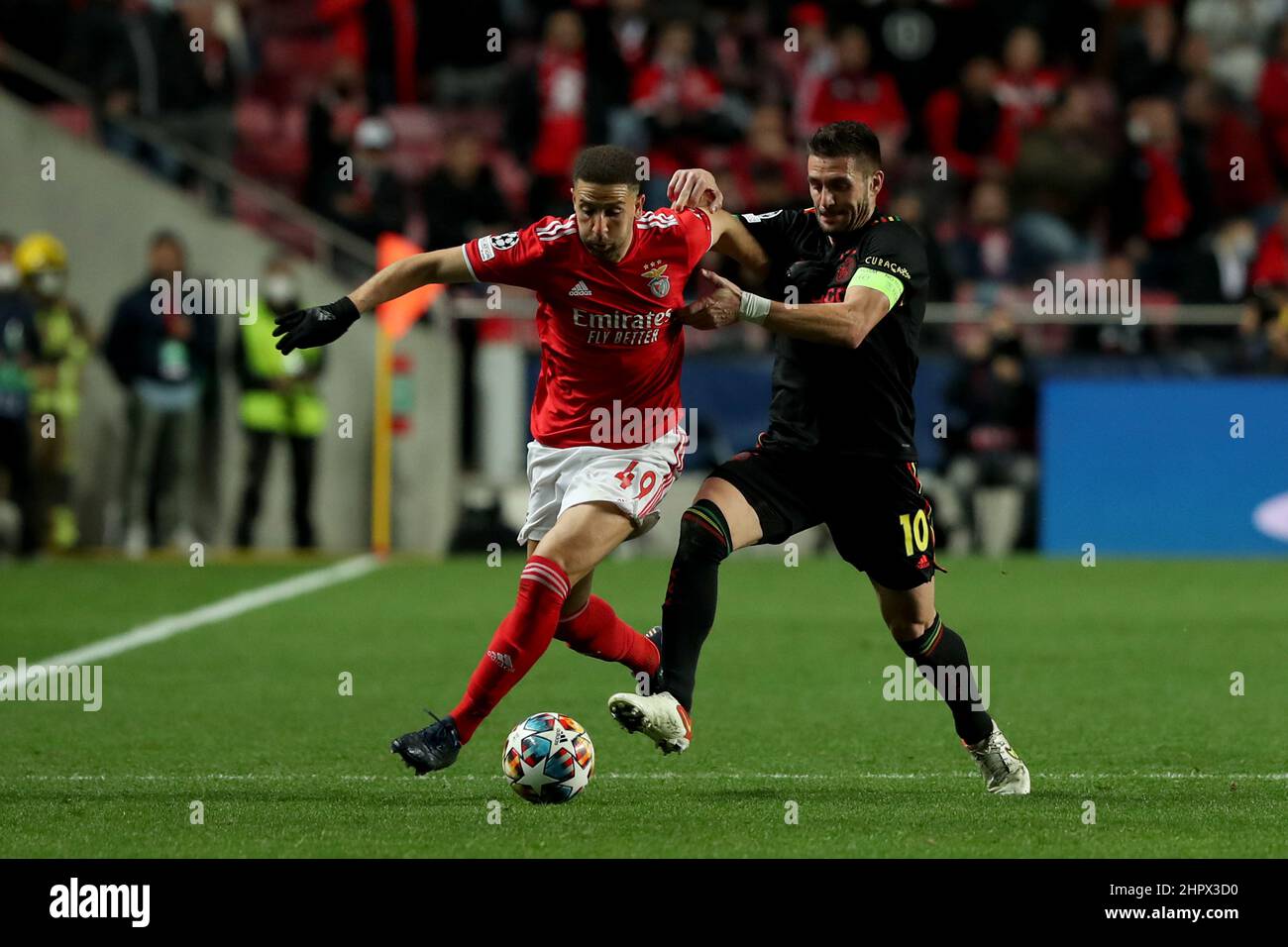 Lissabon, Portugal. 23rd. Februar 2022. Adel Taarabt von Benfica (L) steht mit Dusan Tadic von Ajax während des UEFA Champions League-Spiels mit 16 1st Beinabenden zwischen SL Benfica und AFC Ajax in Lissabon, Portugal, am 23. Februar 2022, gegenüber. Quelle: Petro Fiuza/Xinhua/Alamy Live News Stockfoto