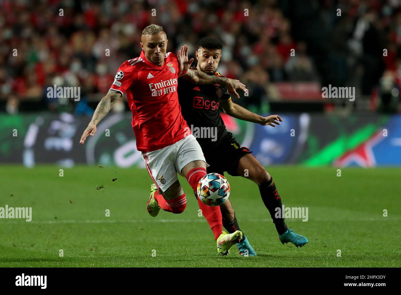 Lissabon, Portugal. 23rd. Februar 2022. Everton von Benfica (L) steht mit Noussair Mazraoui von Ajax während der UEFA Champions League-Runde mit 16 1st Beinabenden zwischen SL Benfica und AFC Ajax am 23. Februar 2022 in Lissabon, Portugal, gegenüber. Quelle: Petro Fiuza/Xinhua/Alamy Live News Stockfoto