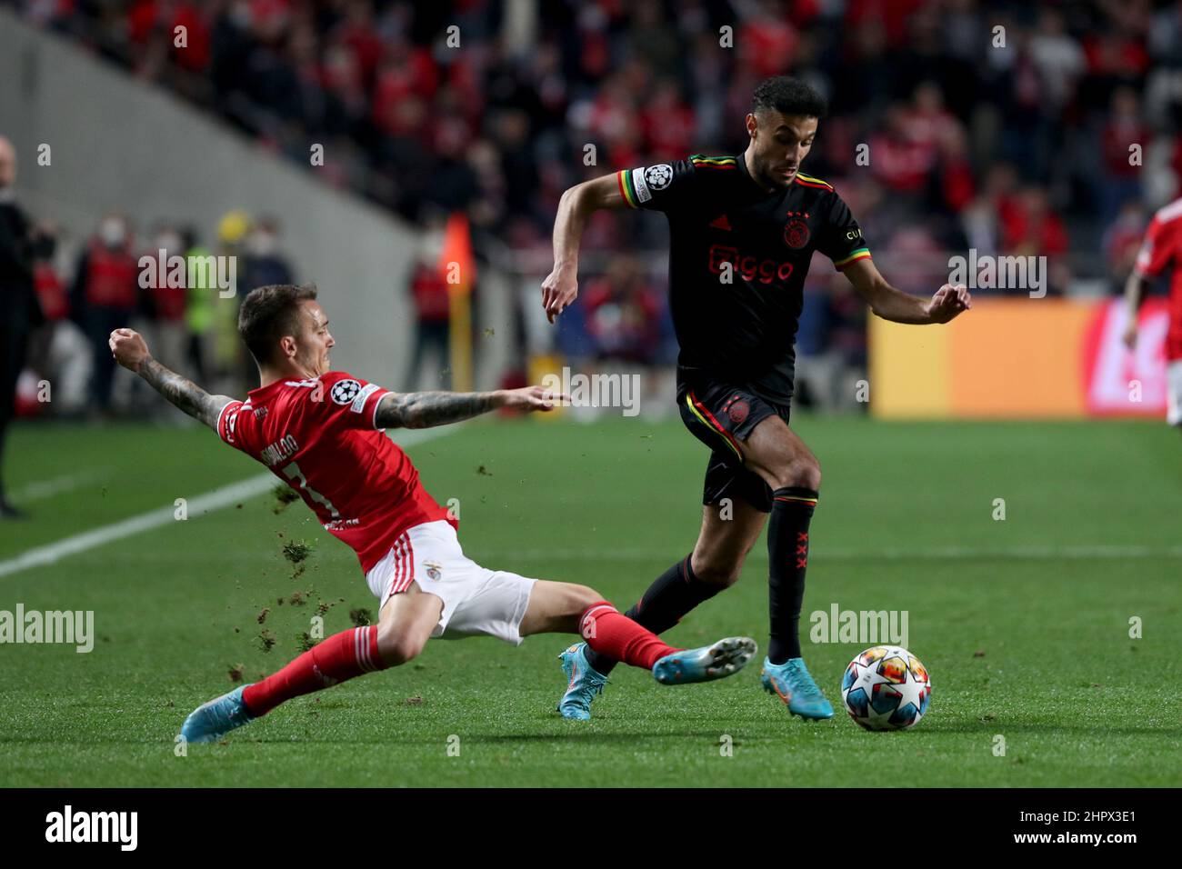 Lissabon, Portugal. 23rd. Februar 2022. Noussair Mazraoui von Ajax (R) wetteiferte mit Alejandro Grimaldo von Benfica während der UEFA Champions League-Runde des 16 1st-Leg-Spiels zwischen SL Benfica und AFC Ajax in Lissabon, Portugal, 23. Februar 2022. Quelle: Petro Fiuza/Xinhua/Alamy Live News Stockfoto