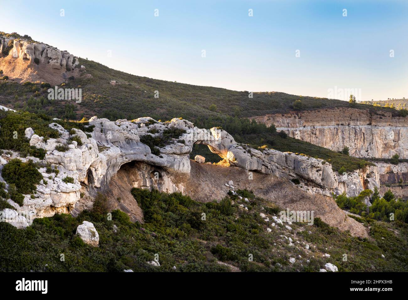 Blick von Cassis Stadt, Cap Canaille Rock und Mittelmeer Route des Kretas Bergstraße, Provence, Frankreich Stockfoto