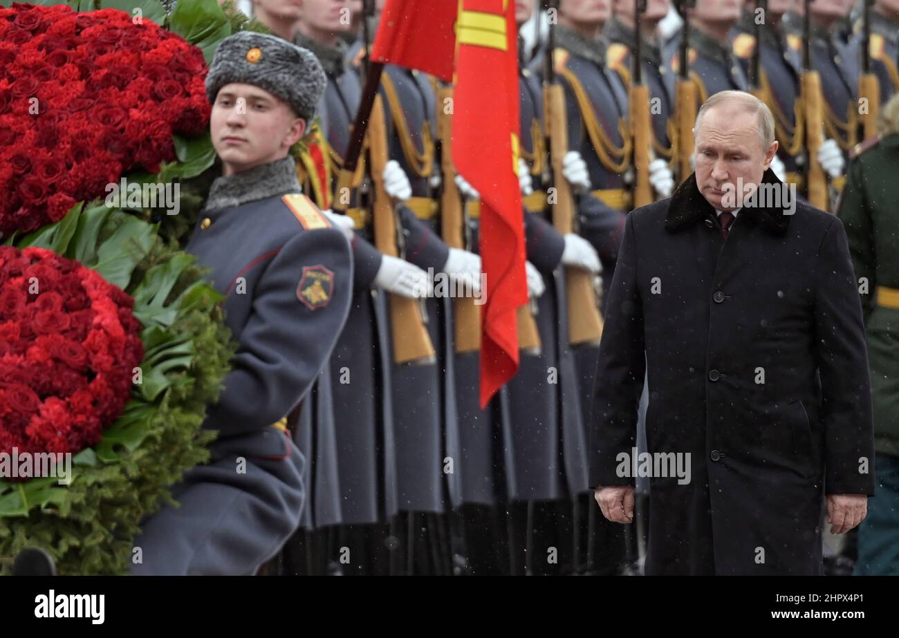 Verteidiger des Vaterlandstages in Moskau, Russland. Der Präsident von Wladimir Putin legte einen Kranz am Grab des unbekannten Soldaten vor der Kreml-Mauer nieder. Stockfoto