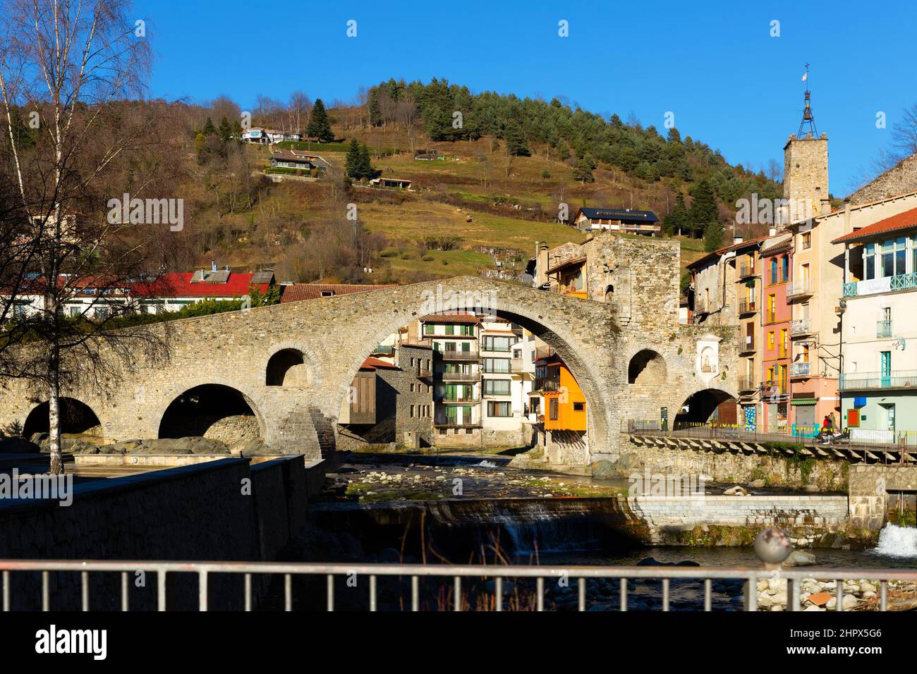 Blick auf die mittelalterliche spanische Stadt Camprodon Stockfoto