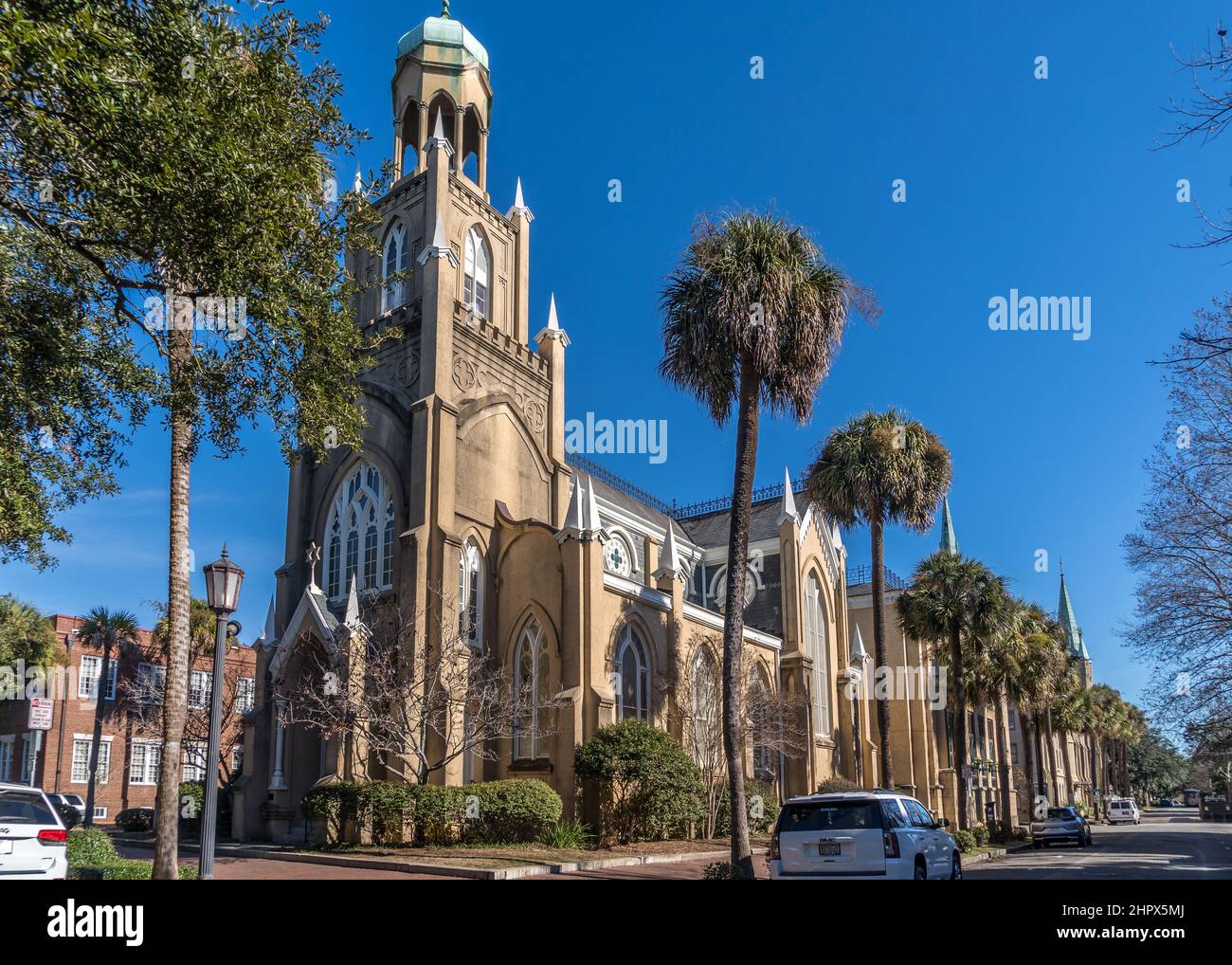 Gelegen im historischen Viertel von Savannah, Georgia, am wunderschönen Monterey Square, ist die Kongregation Mickve Israel die älteste Synagoge im Süden Stockfoto