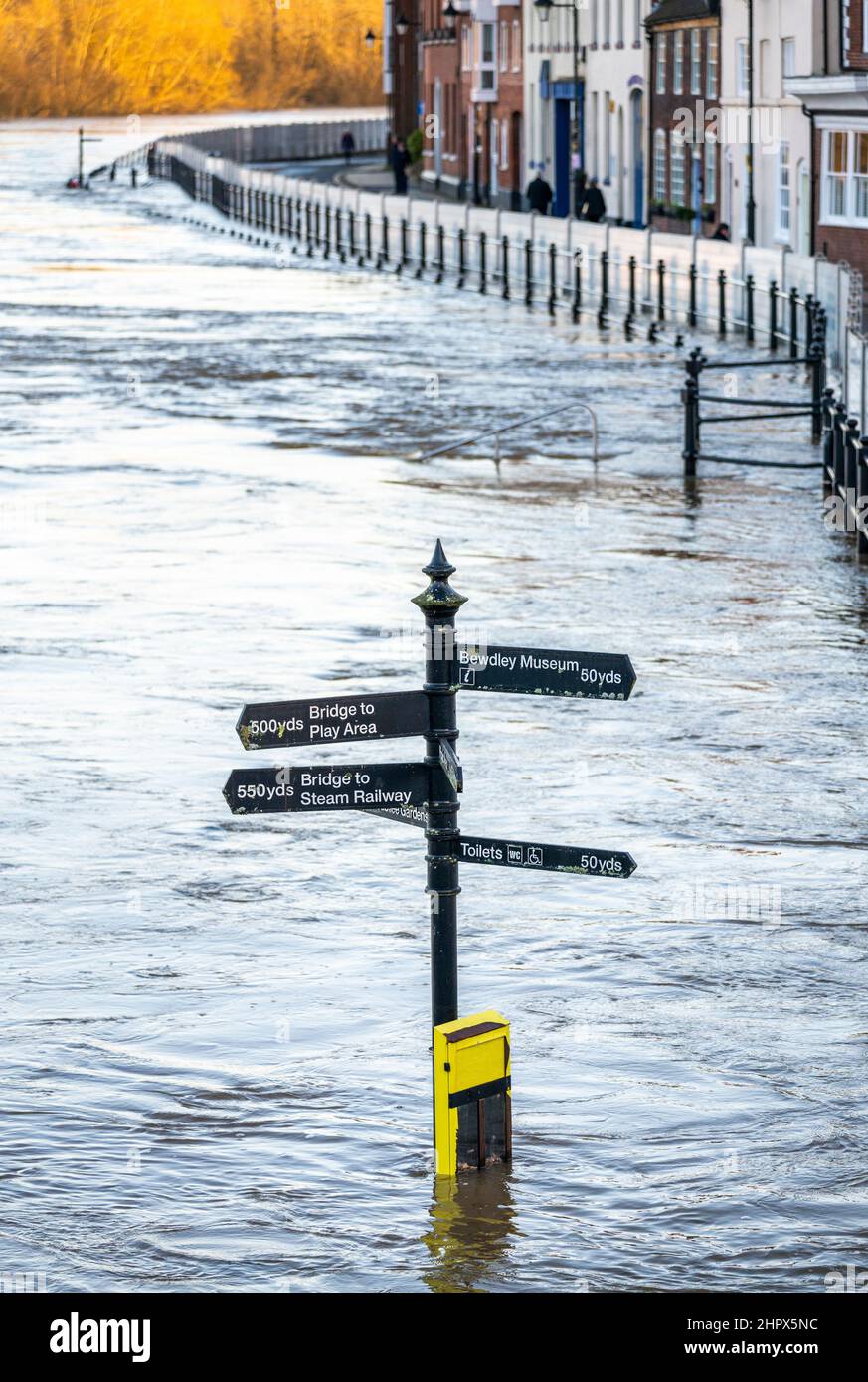 Flutwasserschutzbarrieren versuchen, Regenwasser zurückzuhalten, das aus den umliegenden Hügeln und Bergketten in den Fluss Severn fließt, was zu p Stockfoto